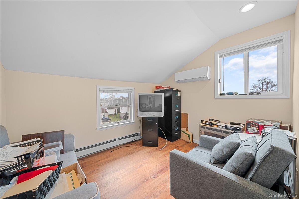 #15 photo, 864 S Walnut Street, サフォーク郡 Lindenhurst , NY 11757