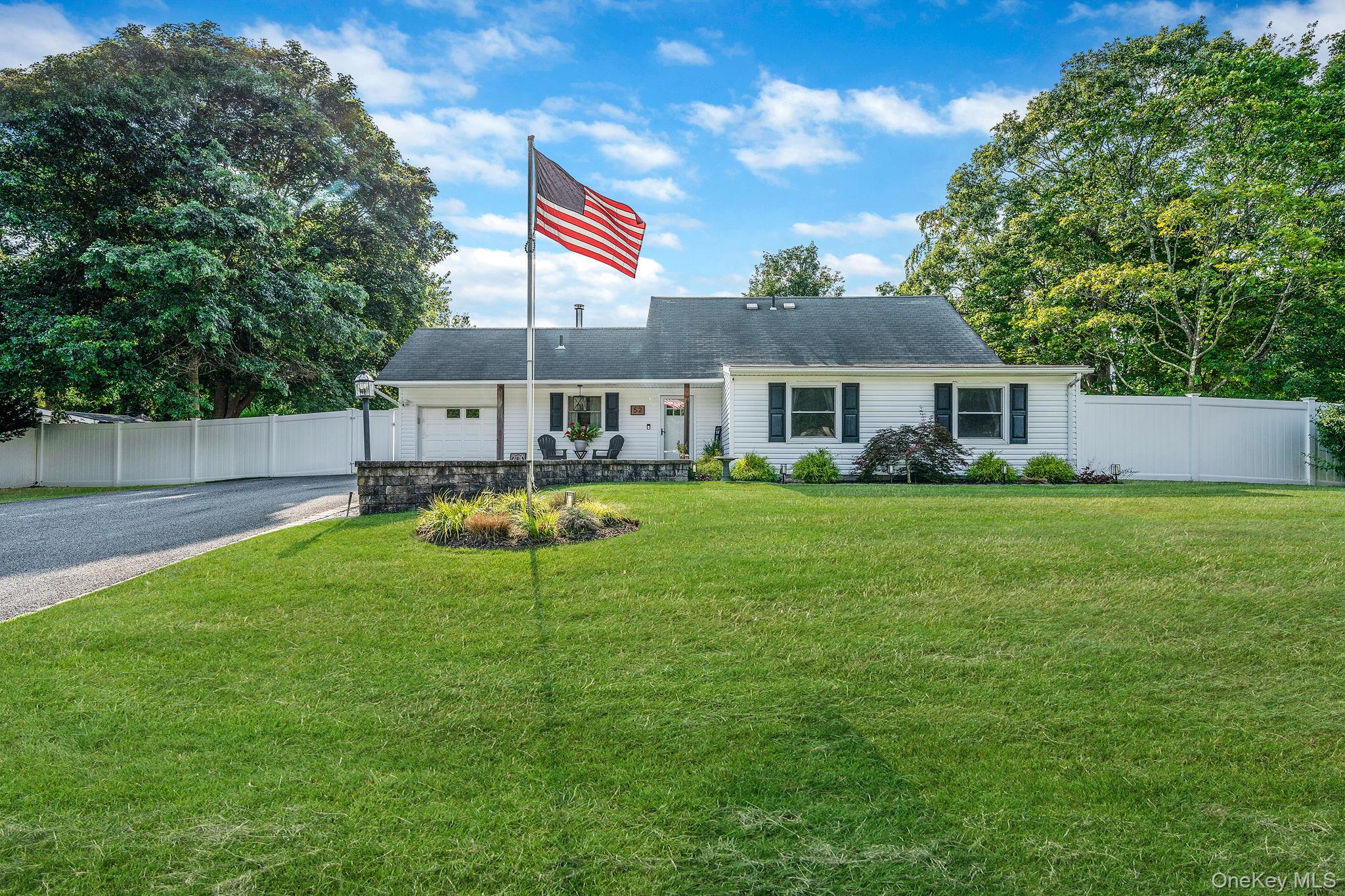 #1 photo, 52 White Pine Way, सफ़ोक काउंटी Medford , NY 11763