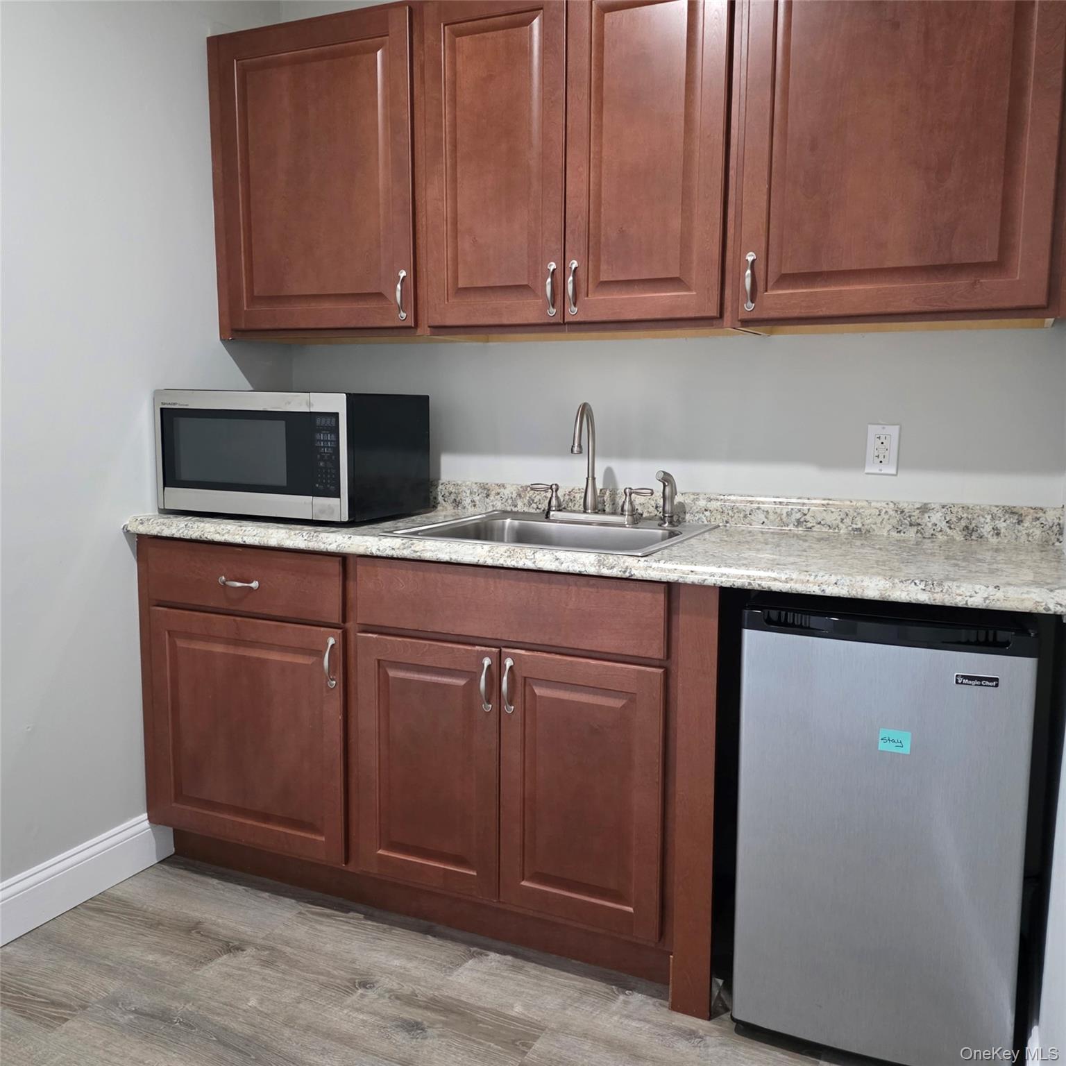 #9 photo, 268 Main Street, サフォーク郡 East Islip , NY 11730