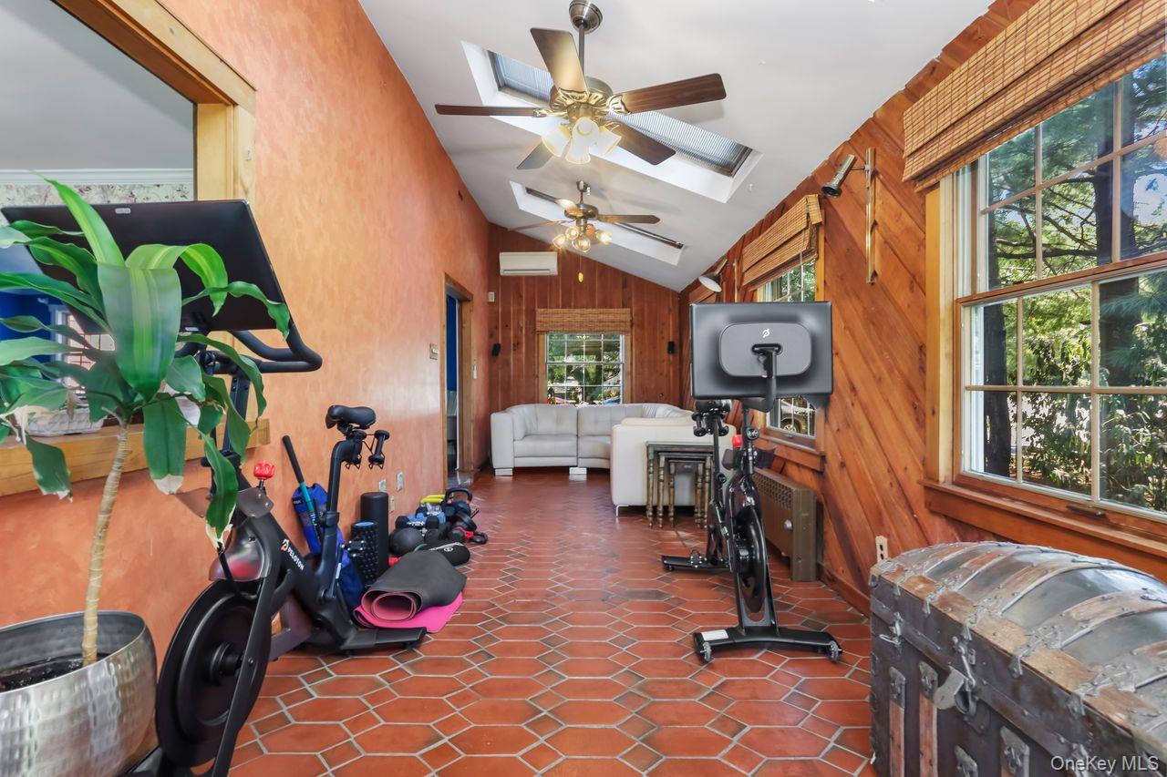 #15 photo, 889 James Street, Pelham , NY 10803