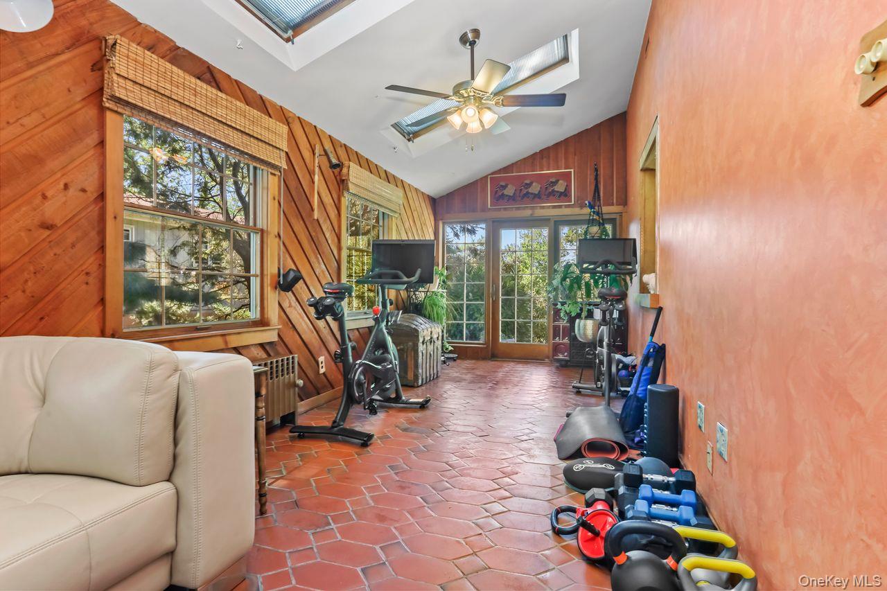 #16 photo, 889 James Street, Pelham , NY 10803