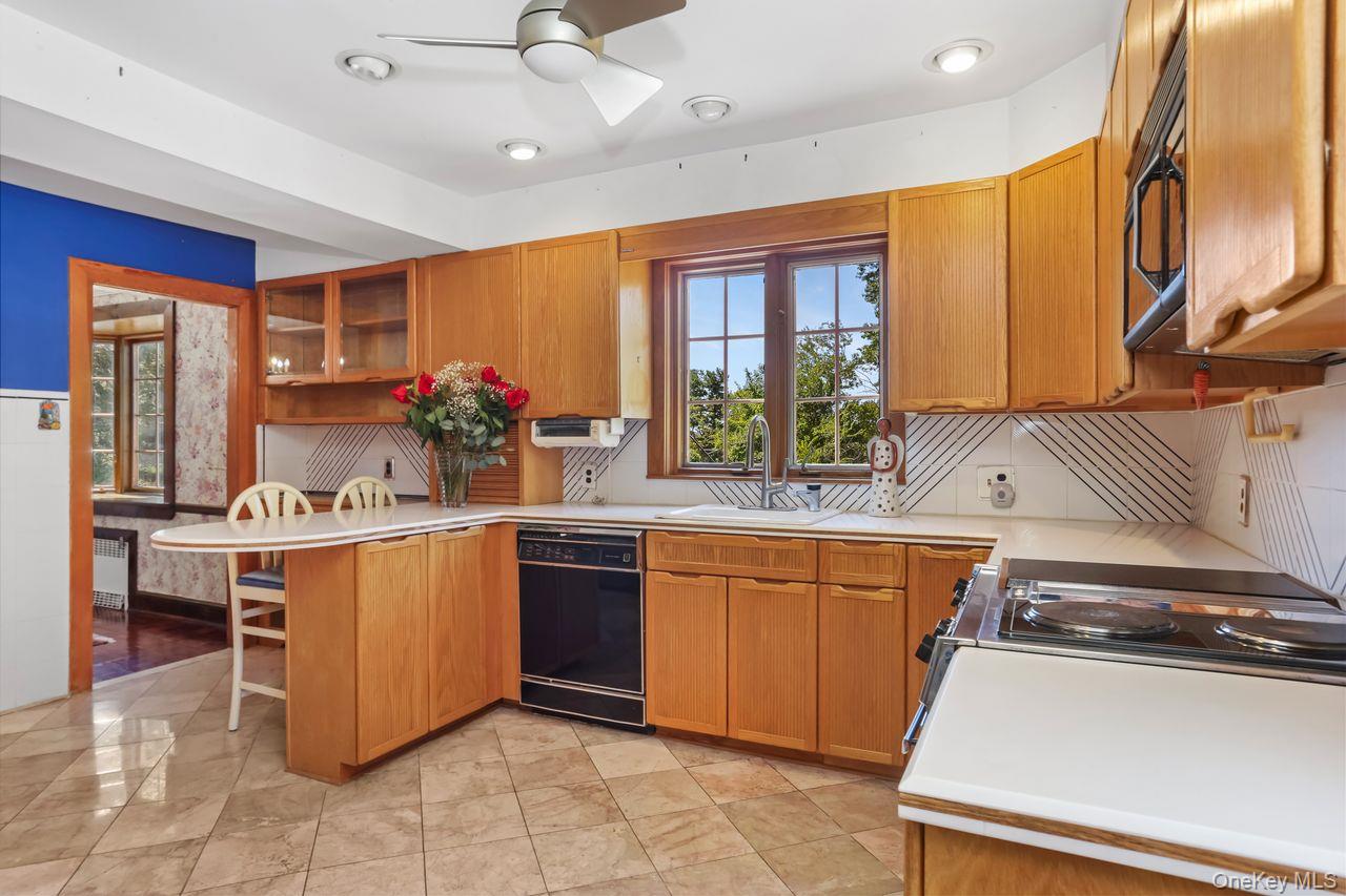 #18 photo, 889 James Street, Pelham , NY 10803