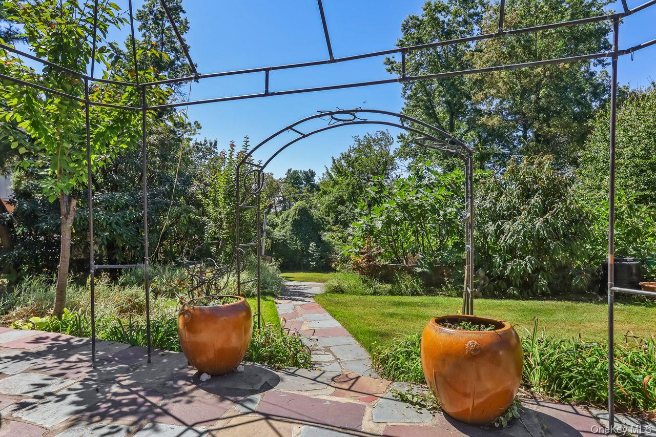 #3 photo, 889 James Street, Pelham , NY 10803