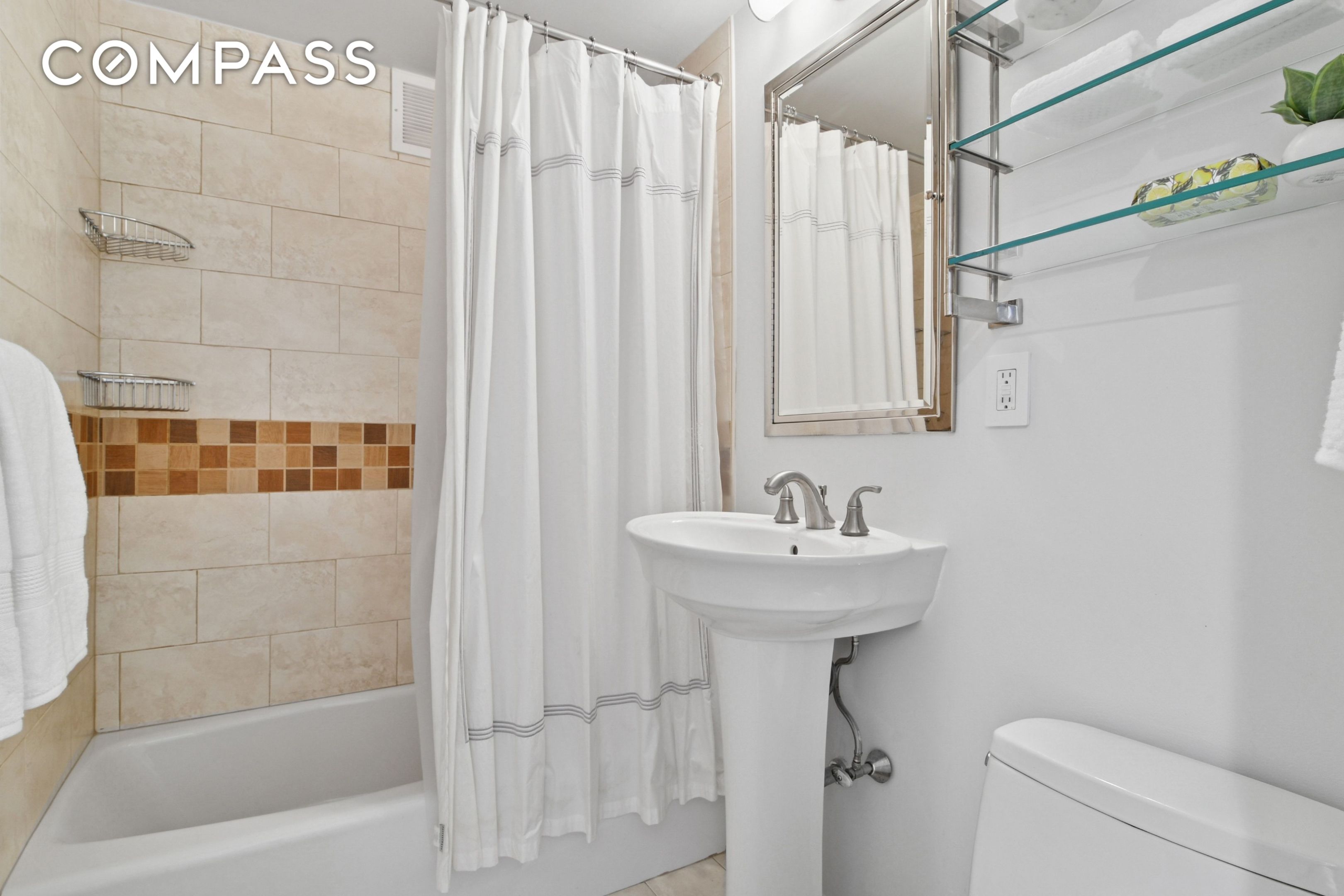 #11 photo, 310 E 70th Street, マンハッタン Lenox Hill , NY 10021