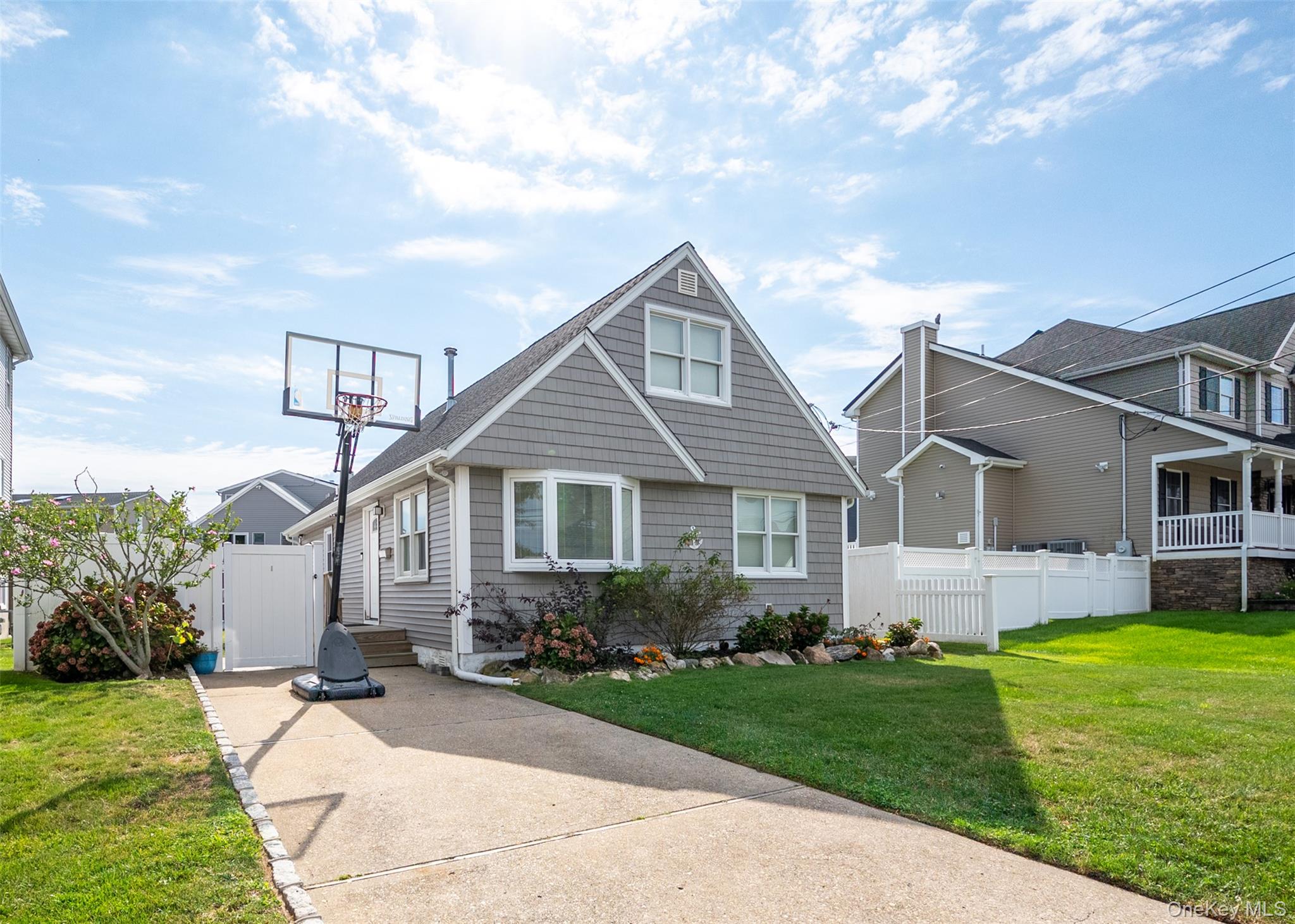 #1 photo, 437 Little East Neck Road, サフォーク郡 Babylon , NY 11702