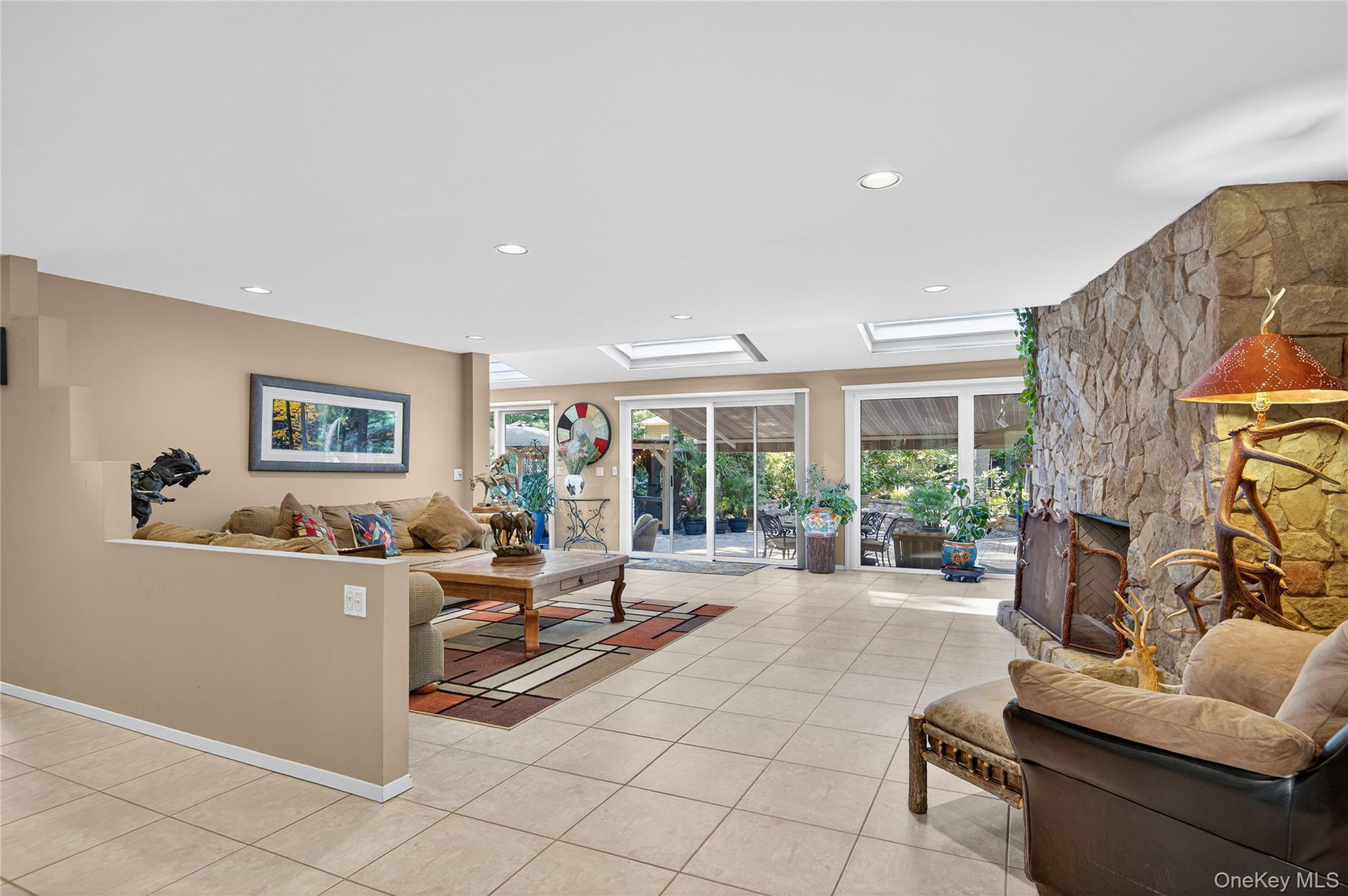 #12 photo, 18 Roundtree Drive, サフォーク郡 Melville , NY 11747