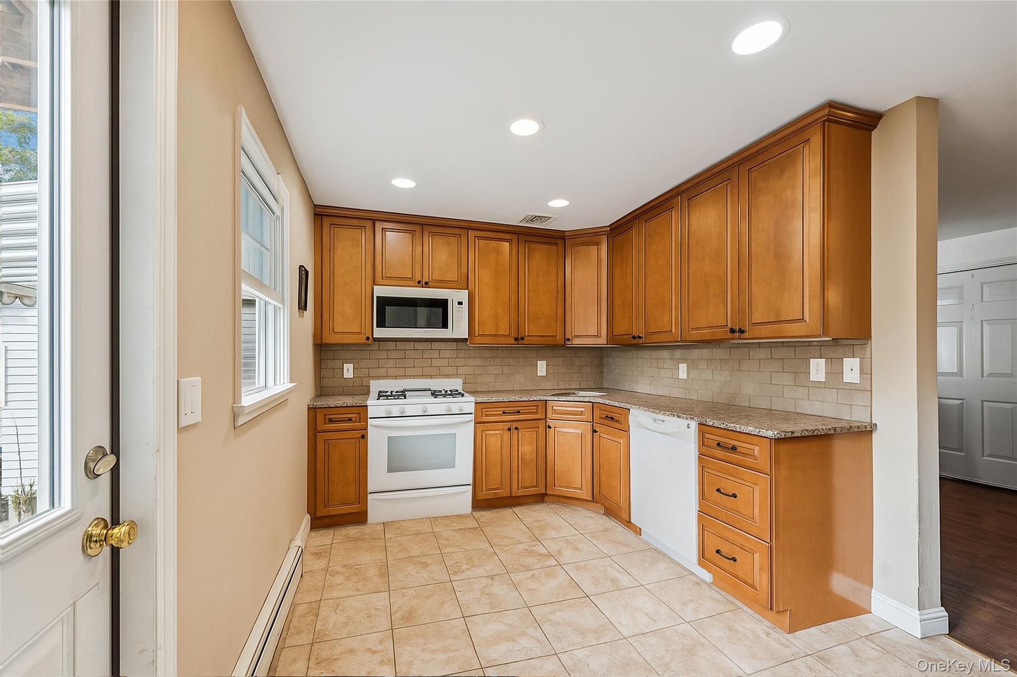 #9 photo, 18 Shirley Street, サフォーク郡 Center Moriches , NY 11934