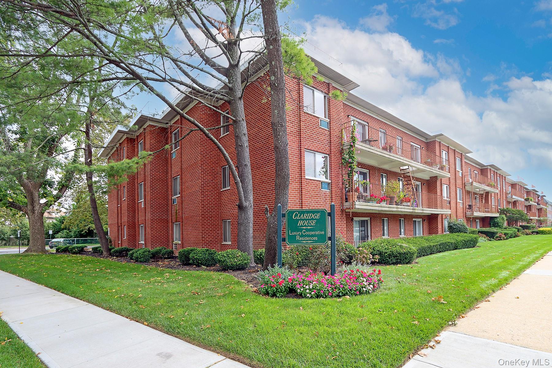 #1 photo, 85 S Centre Avenue, नासाउ काउंटी Rockville Centre , NY 11570