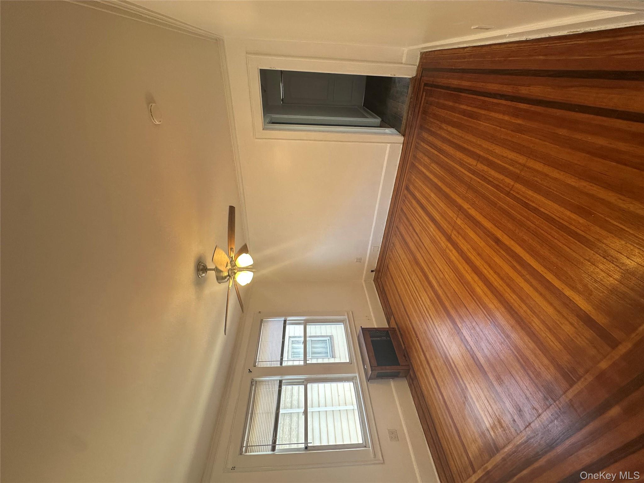 #1 photo, 69-29 Thursby Ave, कुईंस Arverne , NY 11692