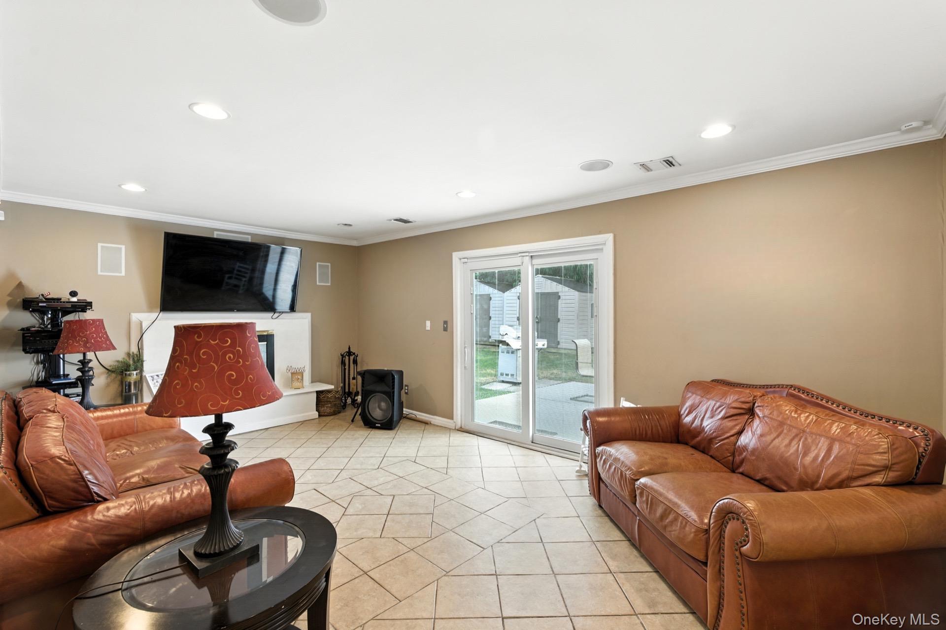 #8 photo, 86 Riddle Street, サフォーク郡 Brentwood , NY 11717