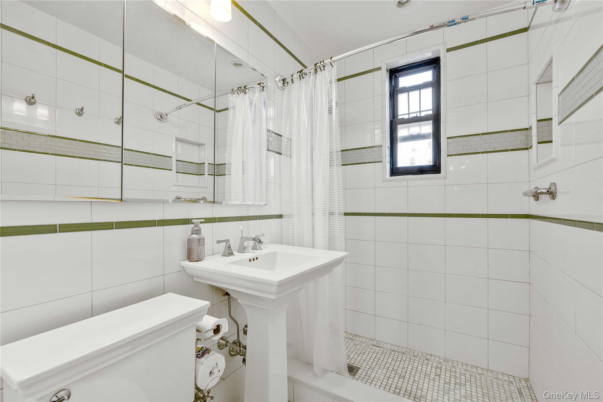 #15 photo, 70-47A Park Drive, クイーンズ区 Kew Garden Hills , NY 11367