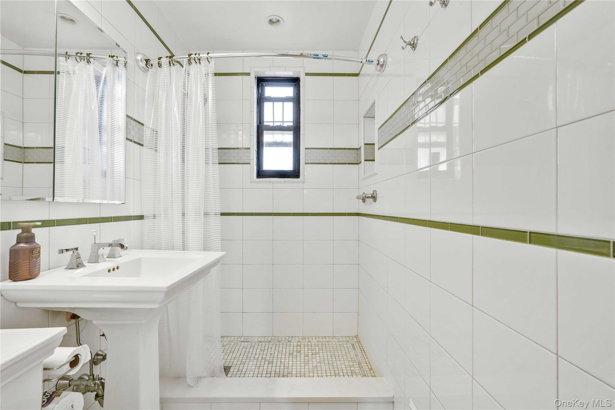 #16 photo, 70-47A Park Drive, クイーンズ区 Kew Garden Hills , NY 11367