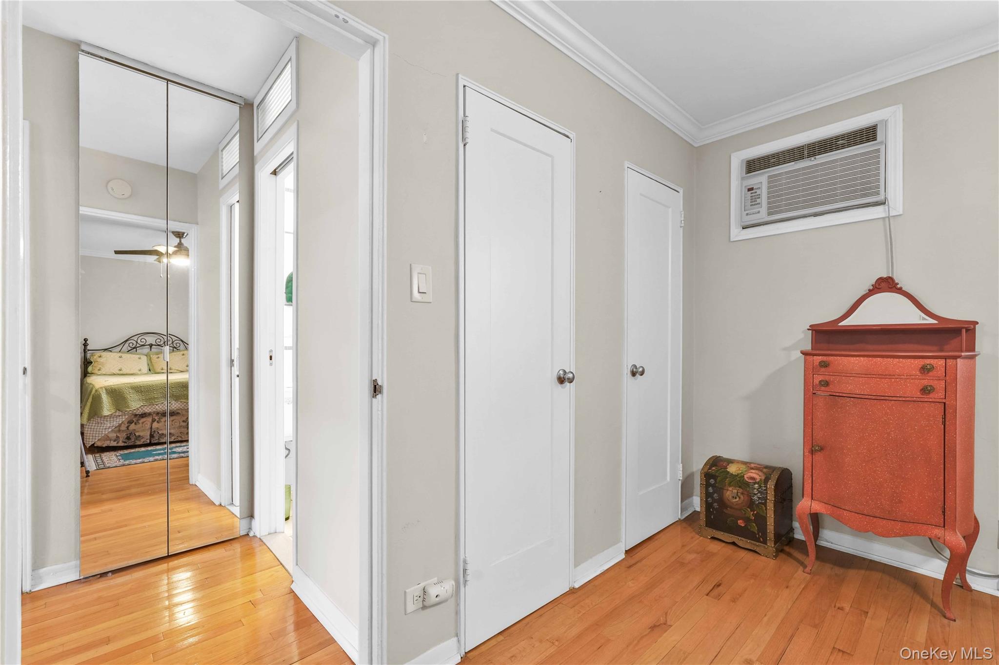 #17 photo, 70-47A Park Drive, クイーンズ区 Kew Garden Hills , NY 11367