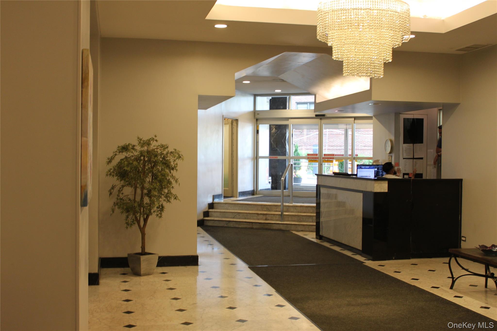 #3 photo, 125-10 Queens Boulevard, クイーンズ区 Kew Gardens , NY 11415