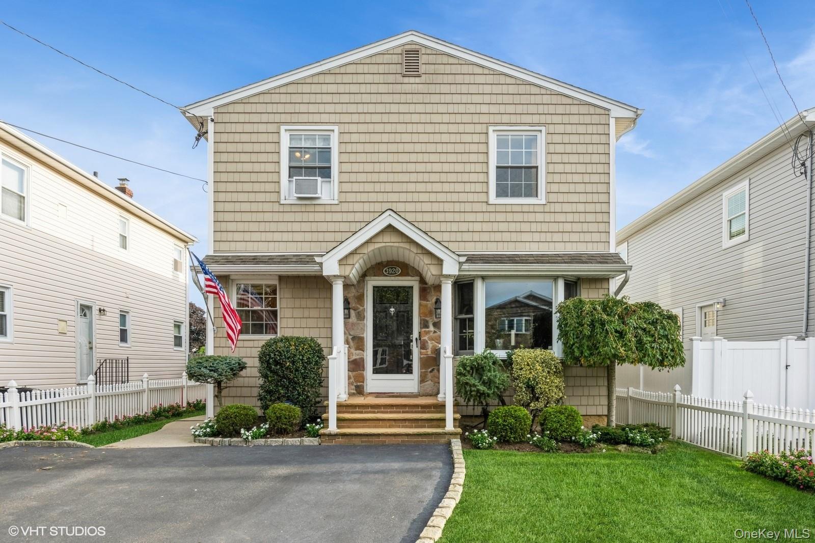 #1 photo, 3920 Waverly Avenue, नासाउ काउंटी Seaford , NY 11783