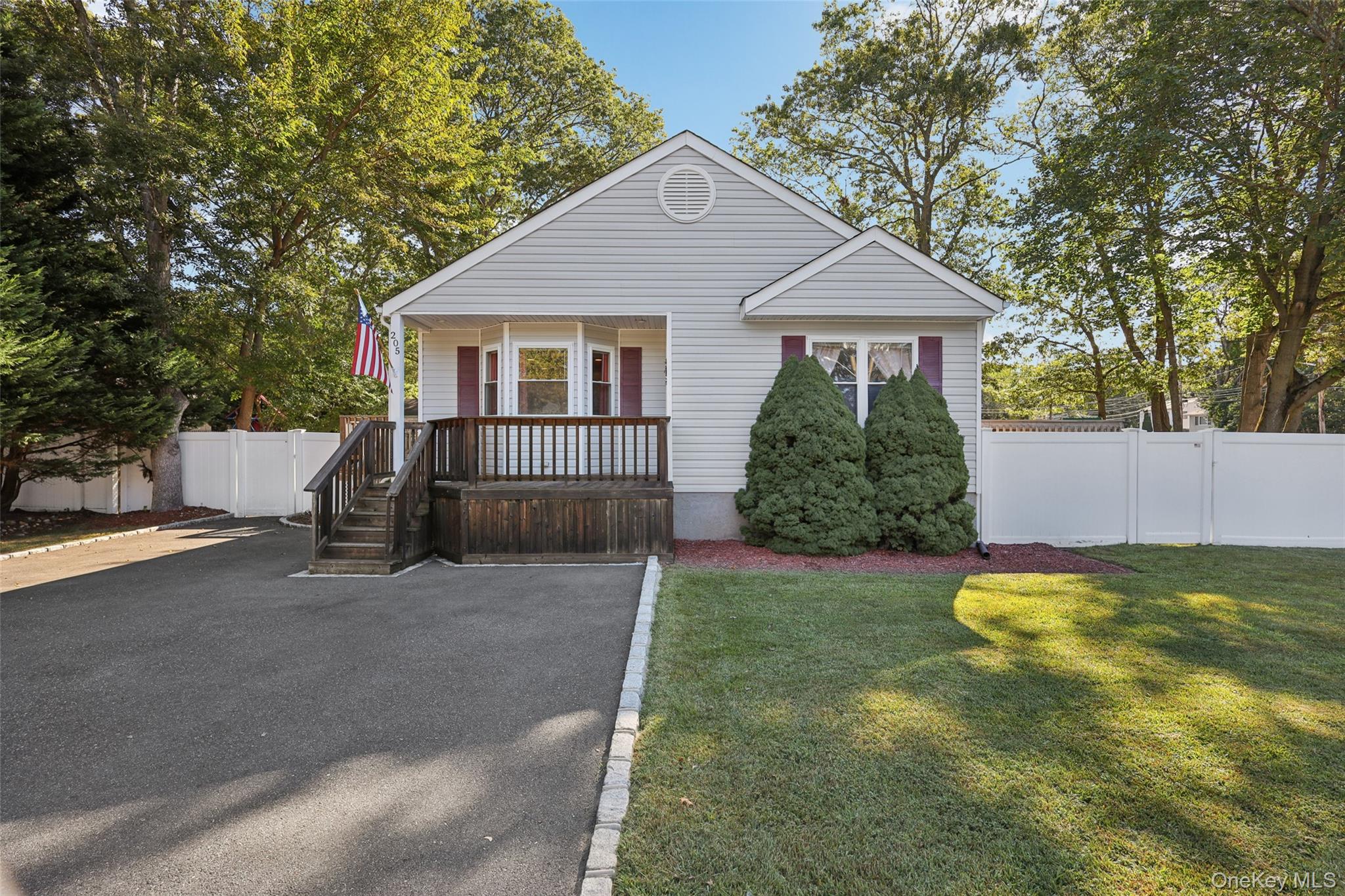 #1 photo, 205 Crystal Brook Hollow Road, سوفولك Port Jefferson Station , NY 11776