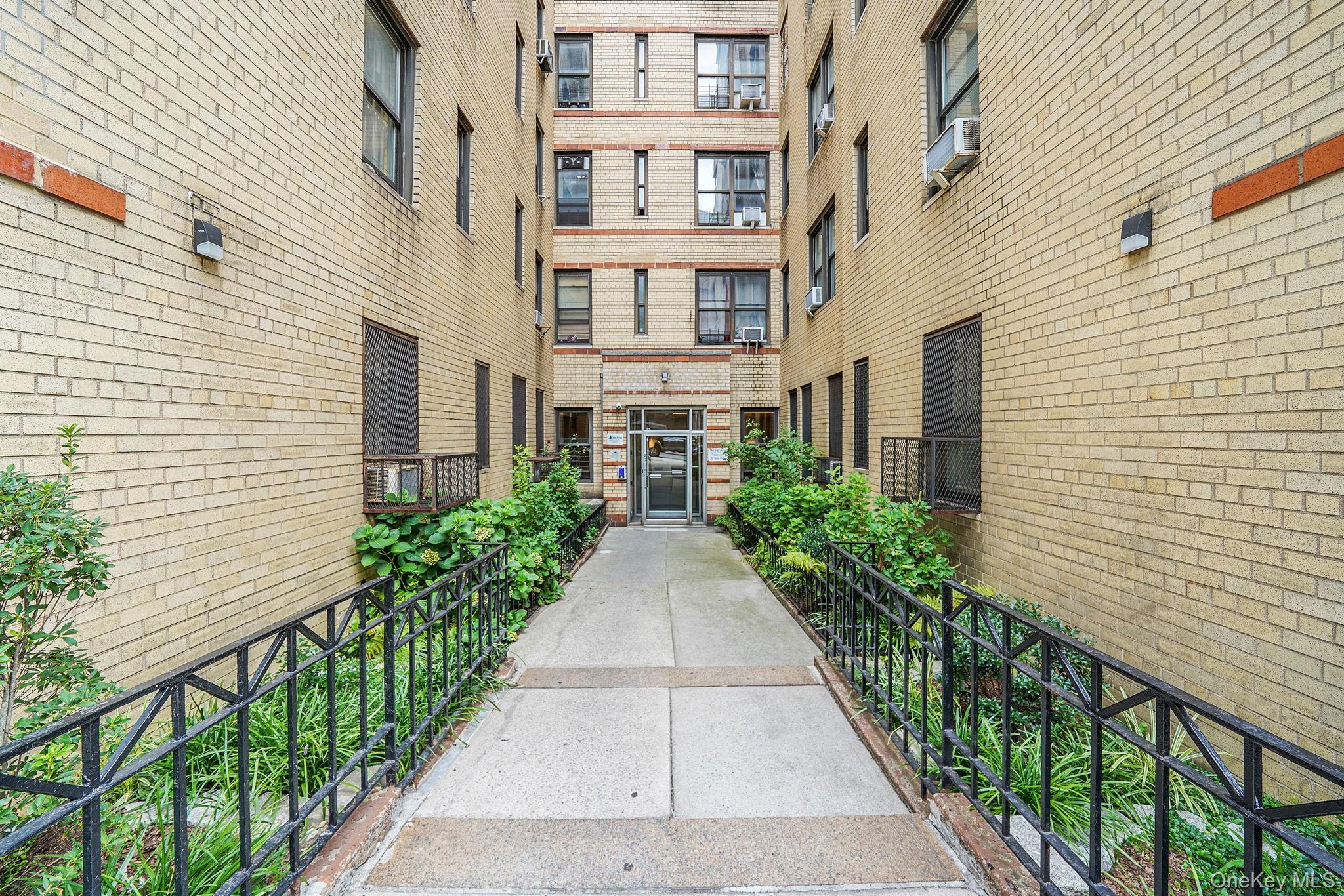 #16 photo, 860 Grand Concourse, Bronx , NY 10451