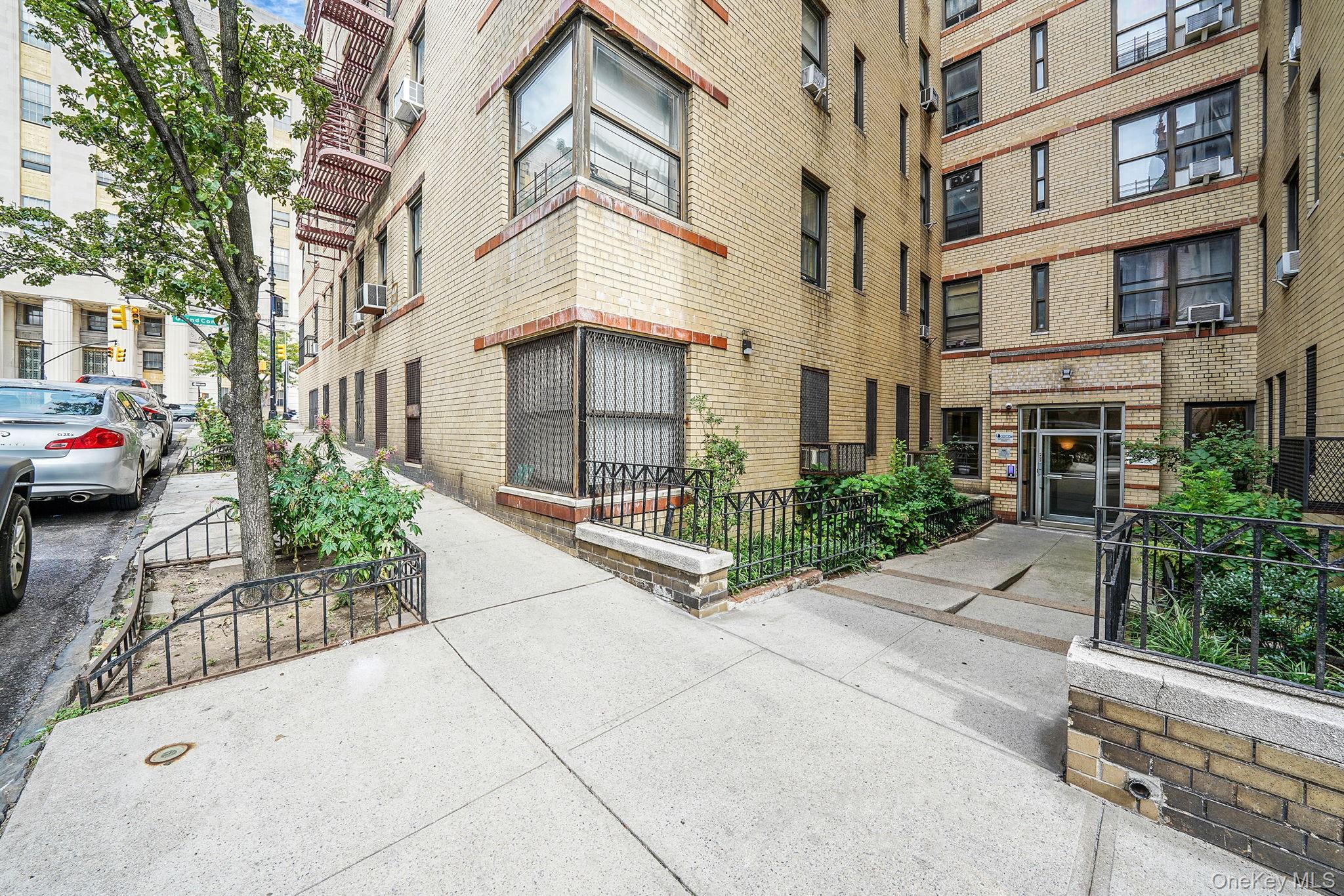 #17 photo, 860 Grand Concourse, Bronx , NY 10451