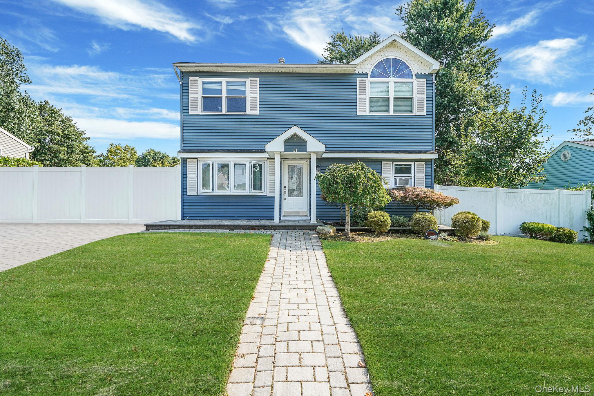 #1 photo, 31 Pine Street, सफ़ोक काउंटी Central Islip , NY 11722