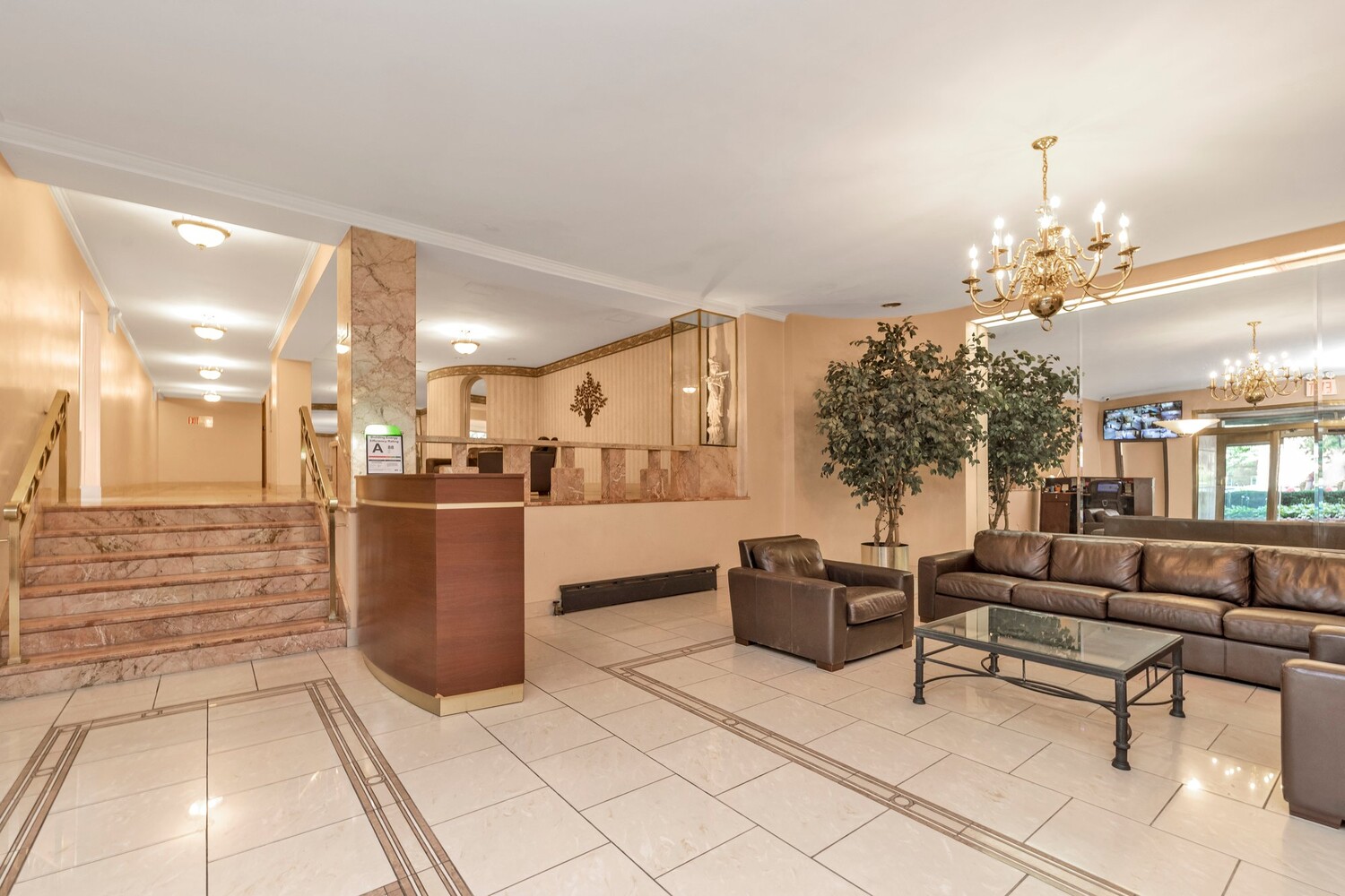 #3 photo, 68-61 YELLOWSTONE Boulevard, クイーンズ区 Forest Hills , NY 11375