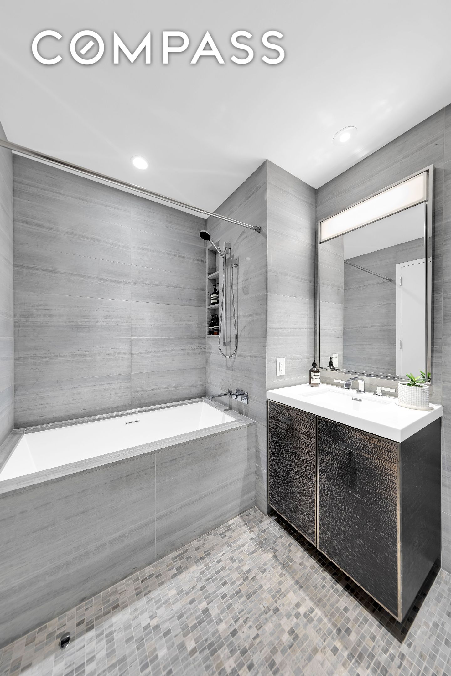 #8 photo, 252 South Street, マンハッタン Two Bridges , NY 10002