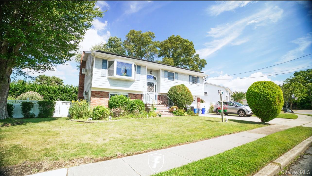 #1 photo, 6 Waltie Court, सफ़ोक काउंटी West Babylon , NY 11704