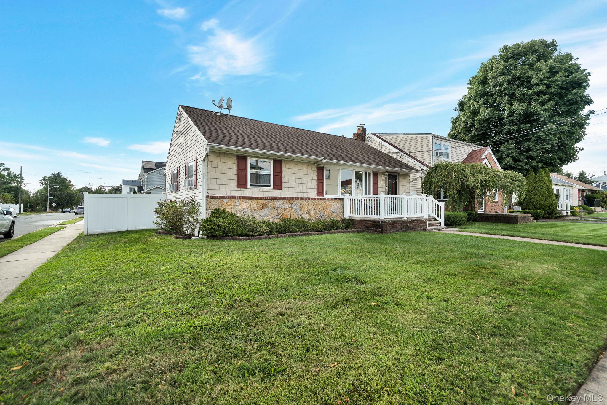 #1 photo, 35 Myers Avenue, ナッソー郡 Hicksville , NY 11801