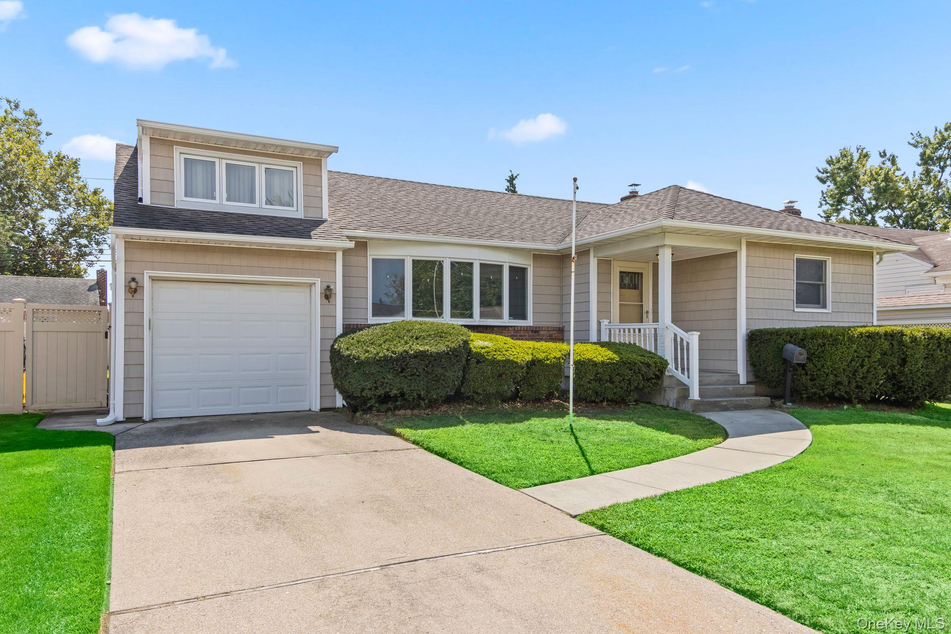 #1 photo, 530 N Oak Street, नासाउ काउंटी Massapequa , NY 11758