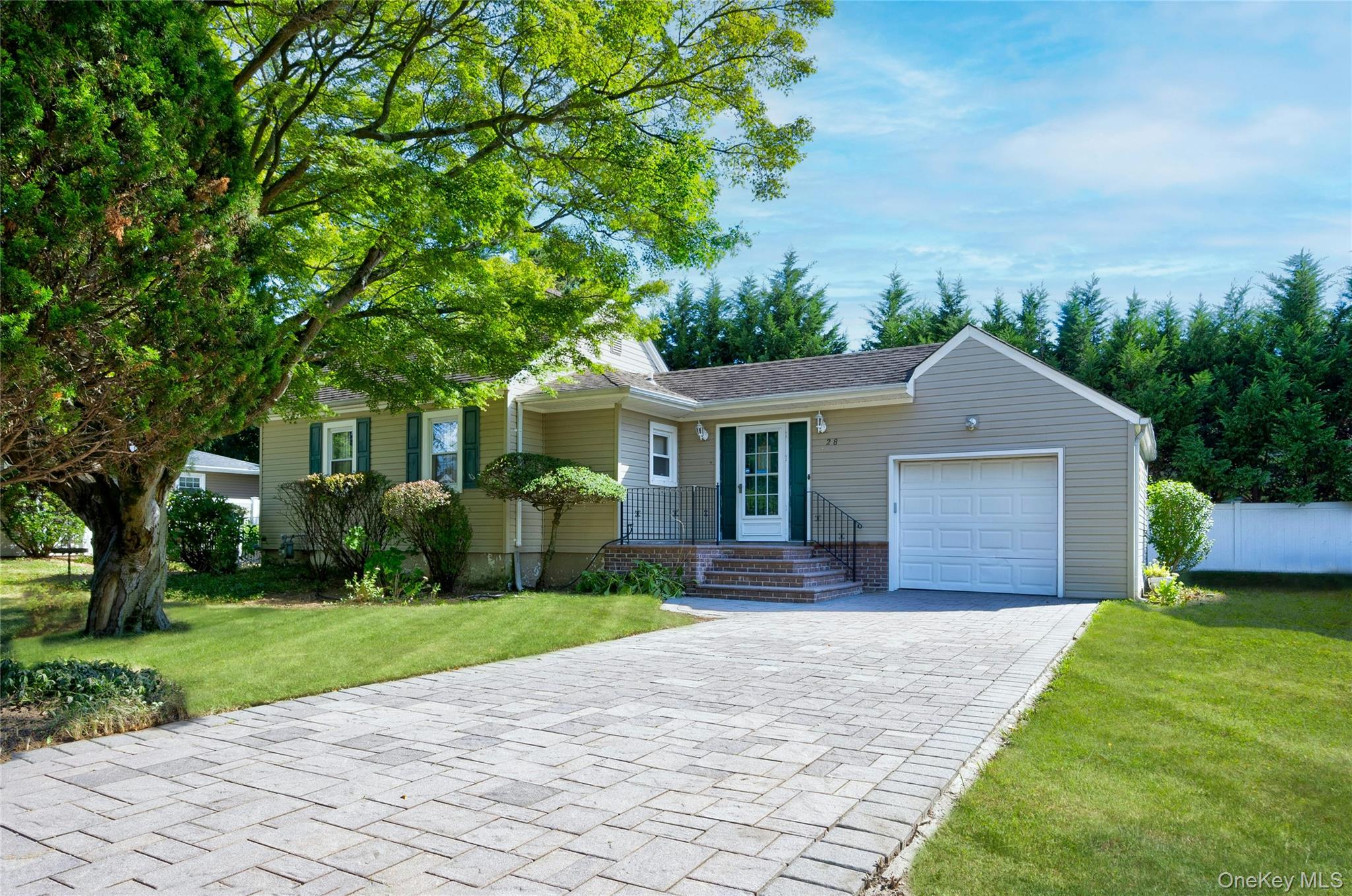 #1 photo, 28 Reeves Avenue, सफ़ोक काउंटी Farmingdale , NY 11735