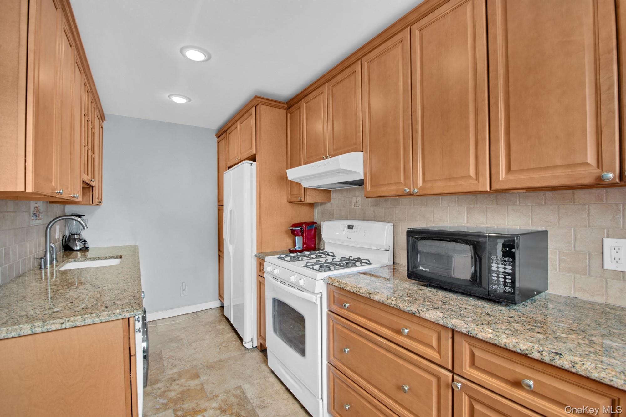 #4 photo, 21-29 Utopia Parkway, クイーンズ区 Whitestone , NY 11357