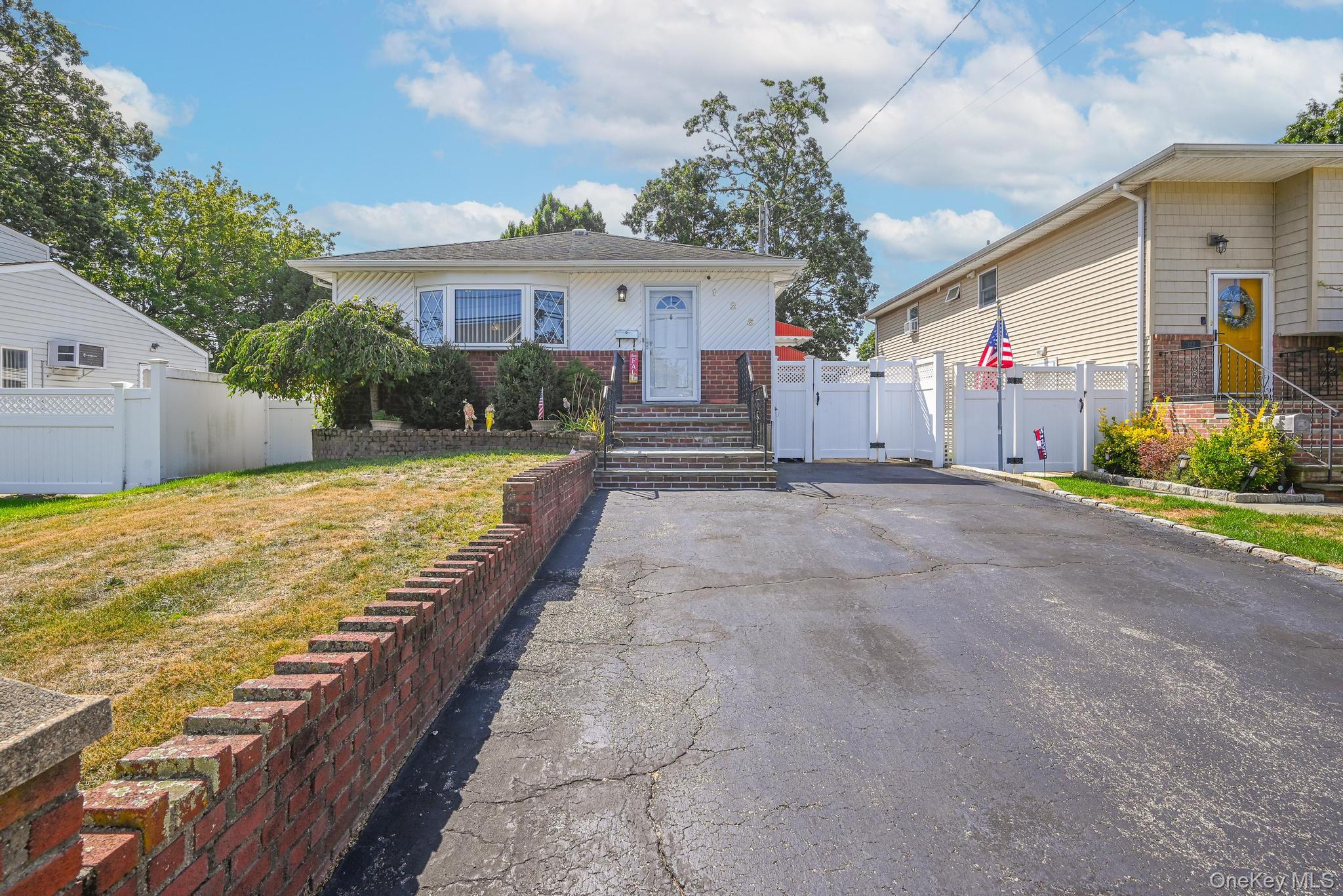 #1 photo, 126 Commonwealth Avenue, नासाउ काउंटी Massapequa , NY 11758