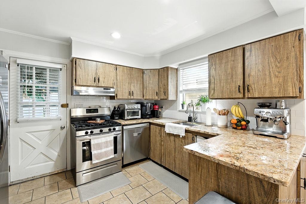 #9 photo, 46 Ongley Street, Rockville Centre , NY 11570