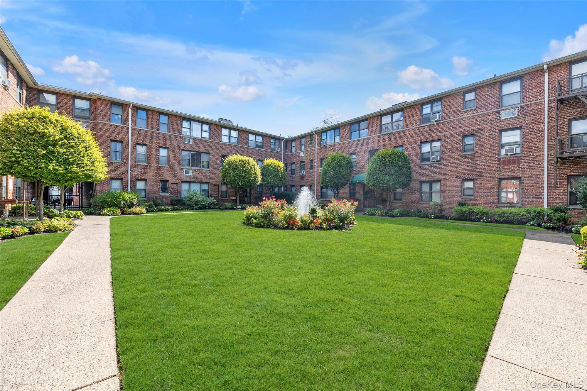 #1 photo, 320 Atlantic Avenue, नासाउ काउंटी East Rockaway , NY 11518