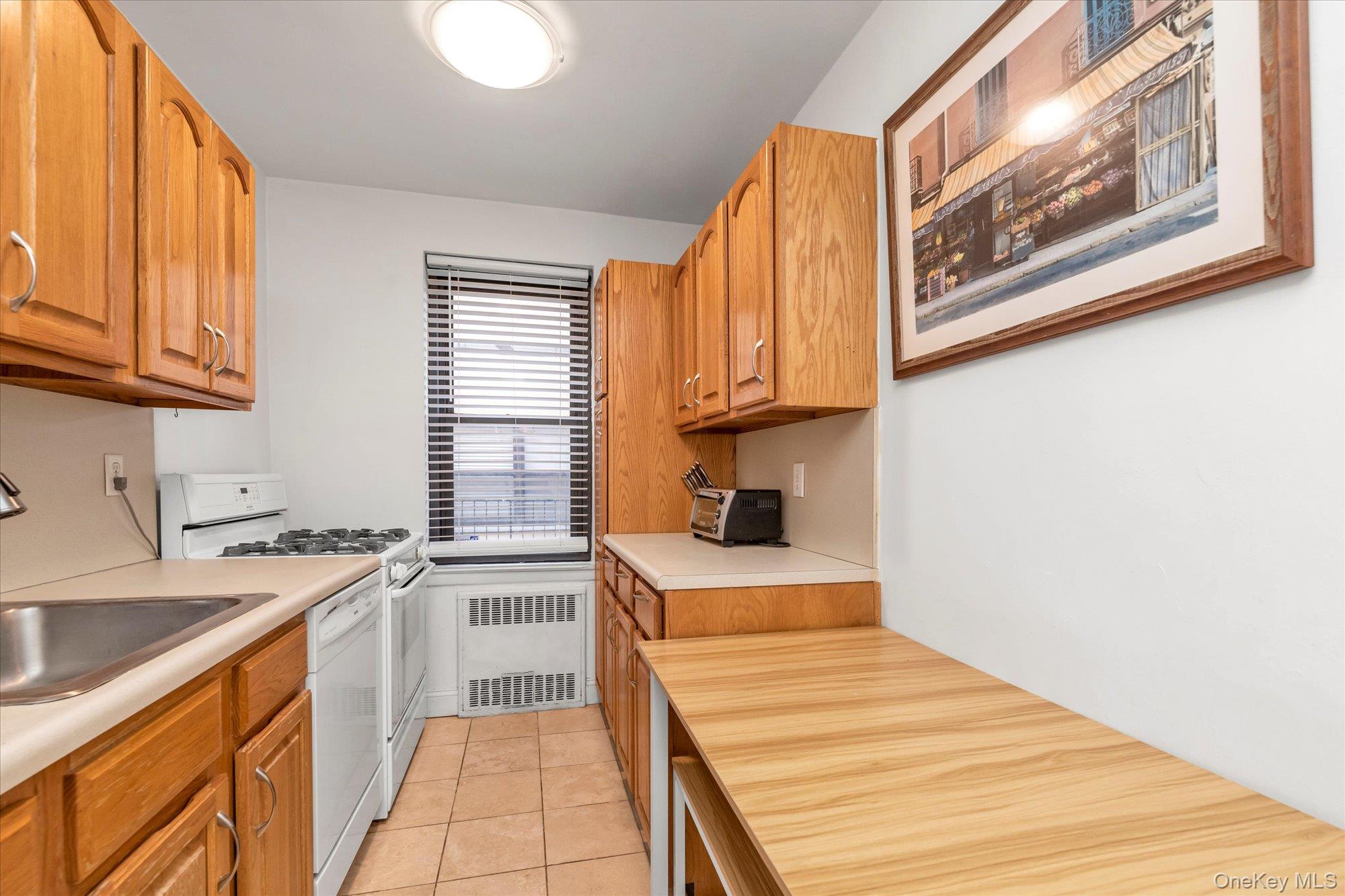 #11 photo, 320 Atlantic Avenue, नासाउ काउंटी East Rockaway , NY 11518