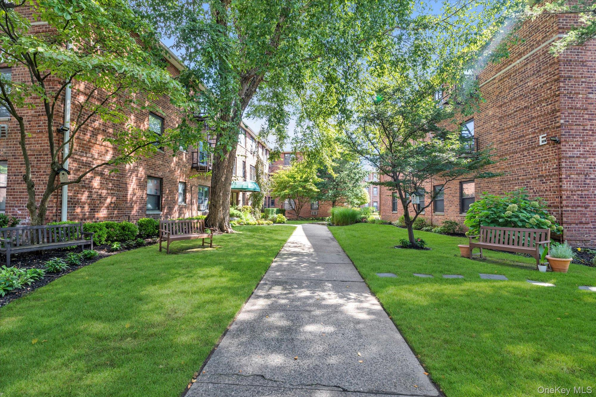 #2 photo, 320 Atlantic Avenue, नासाउ काउंटी East Rockaway , NY 11518