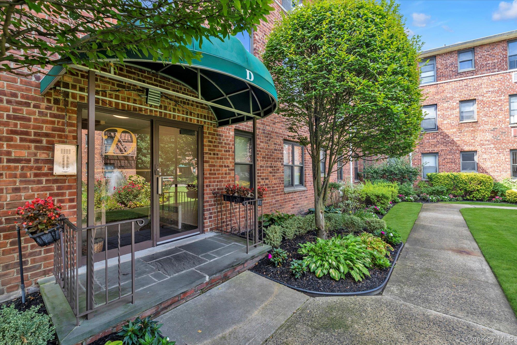 #4 photo, 320 Atlantic Avenue, नासाउ काउंटी East Rockaway , NY 11518