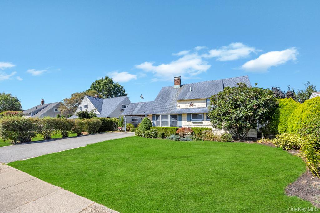 #1 photo, 142 Blacksmith Road, नासाउ काउंटी Levittown , NY 11756