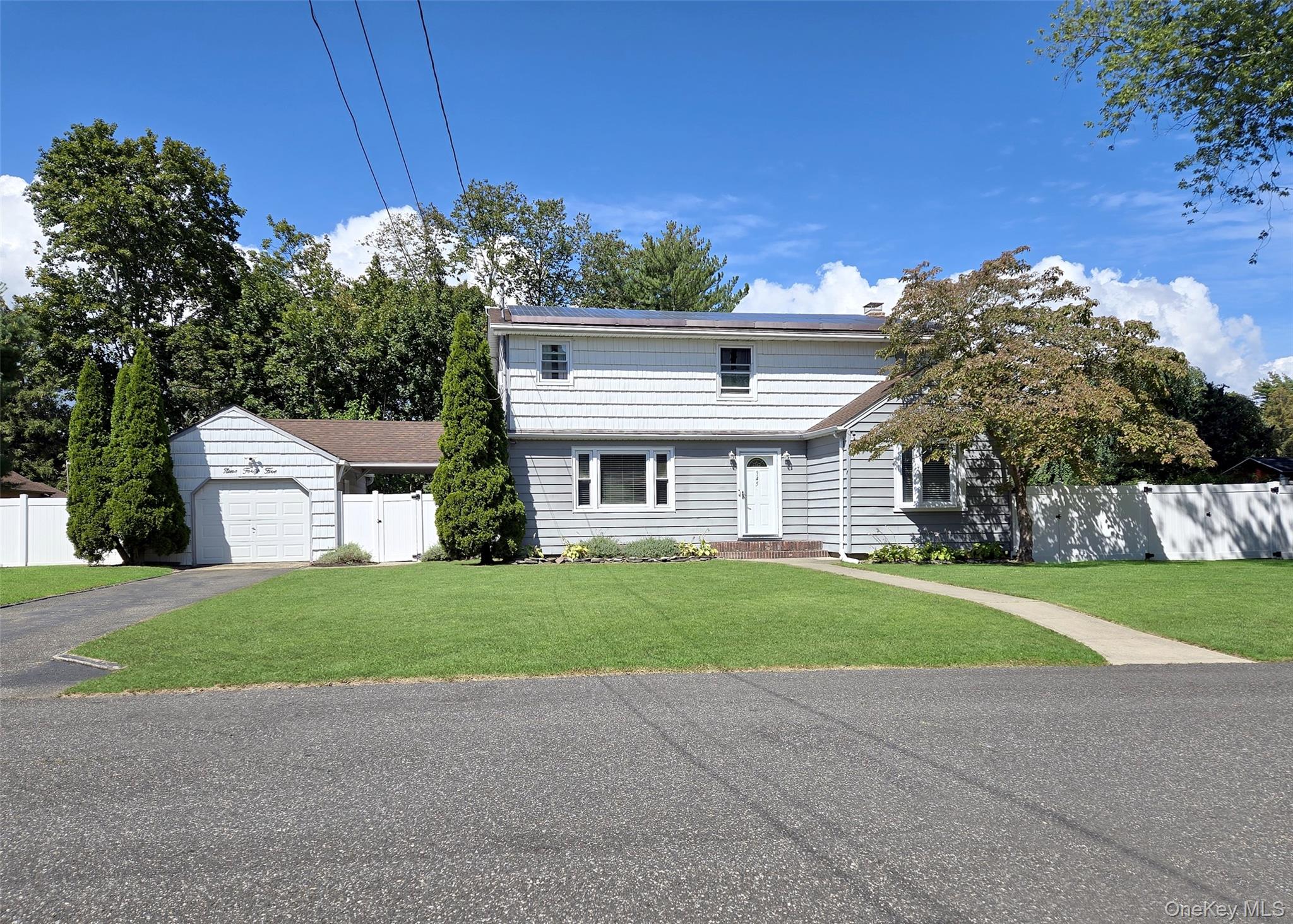 #1 photo, 945 Benedict Street, サフォーク郡 Bohemia , NY 11716