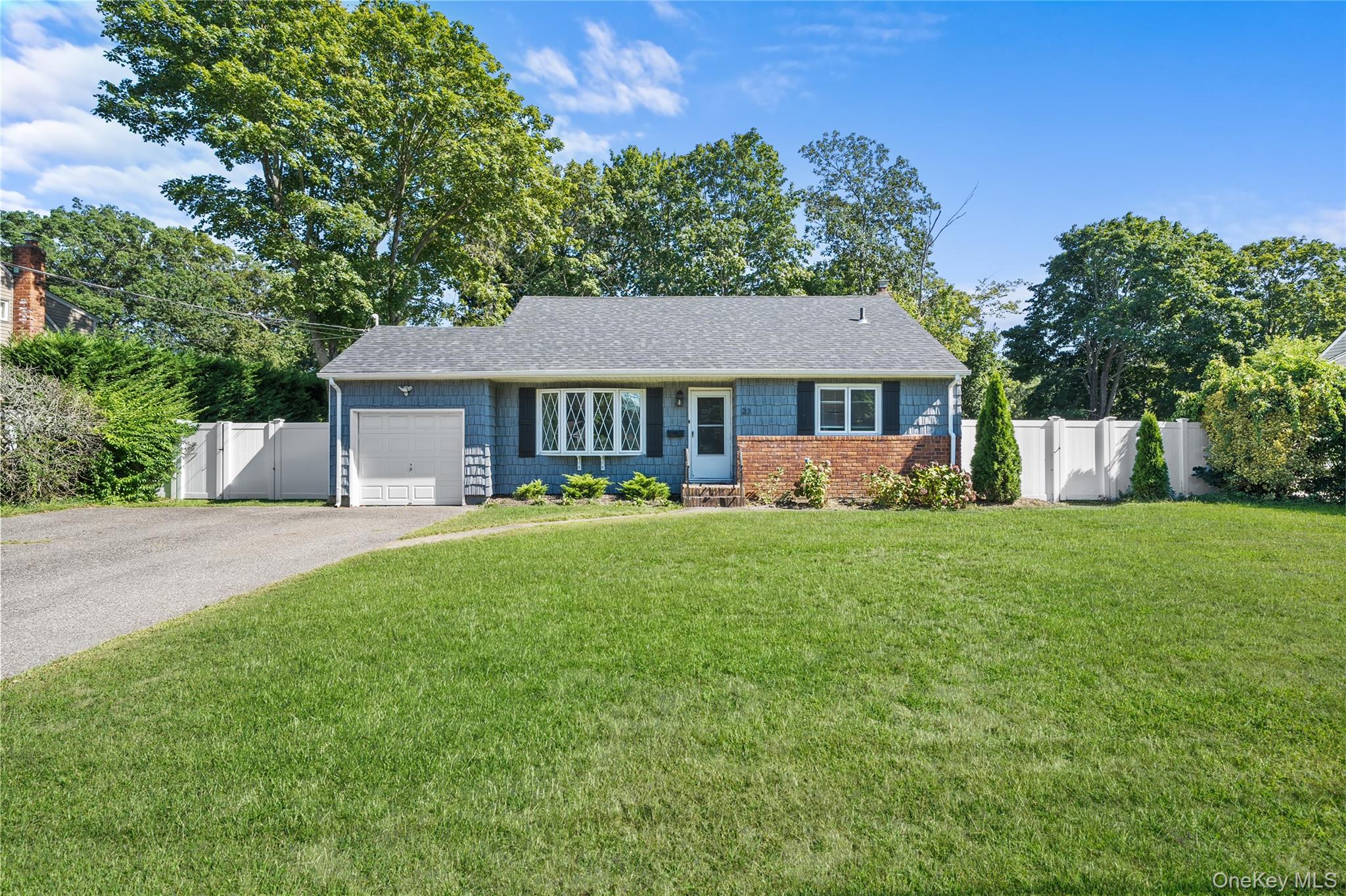 #1 photo, 23 Berard Boulevard, सफ़ोक काउंटी Oakdale , NY 11769