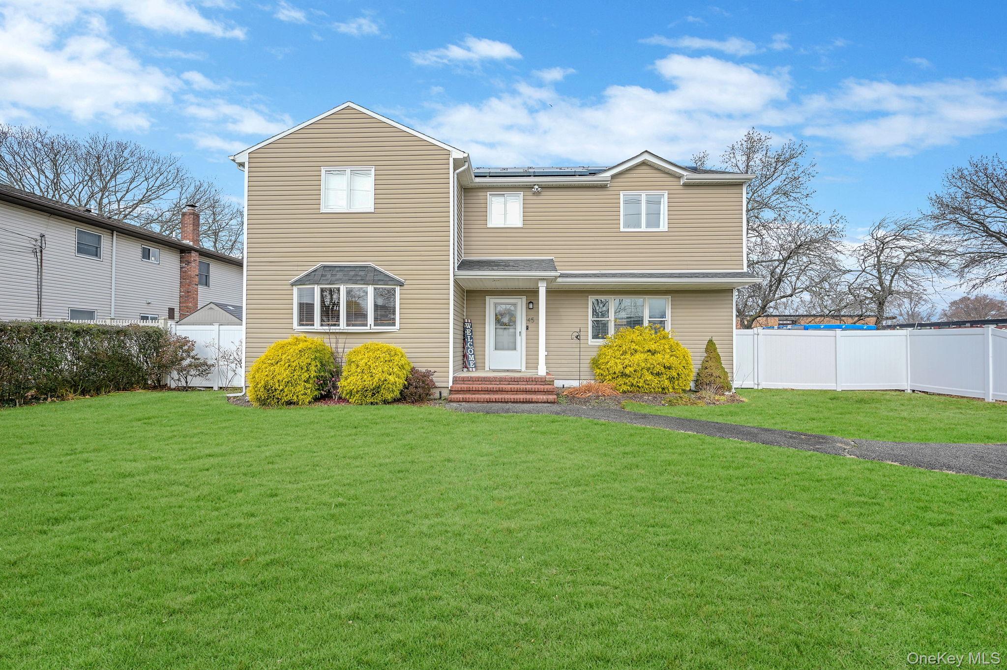 #1 photo, 45 Feustal Street, サフォーク郡 Lindenhurst , NY 11757