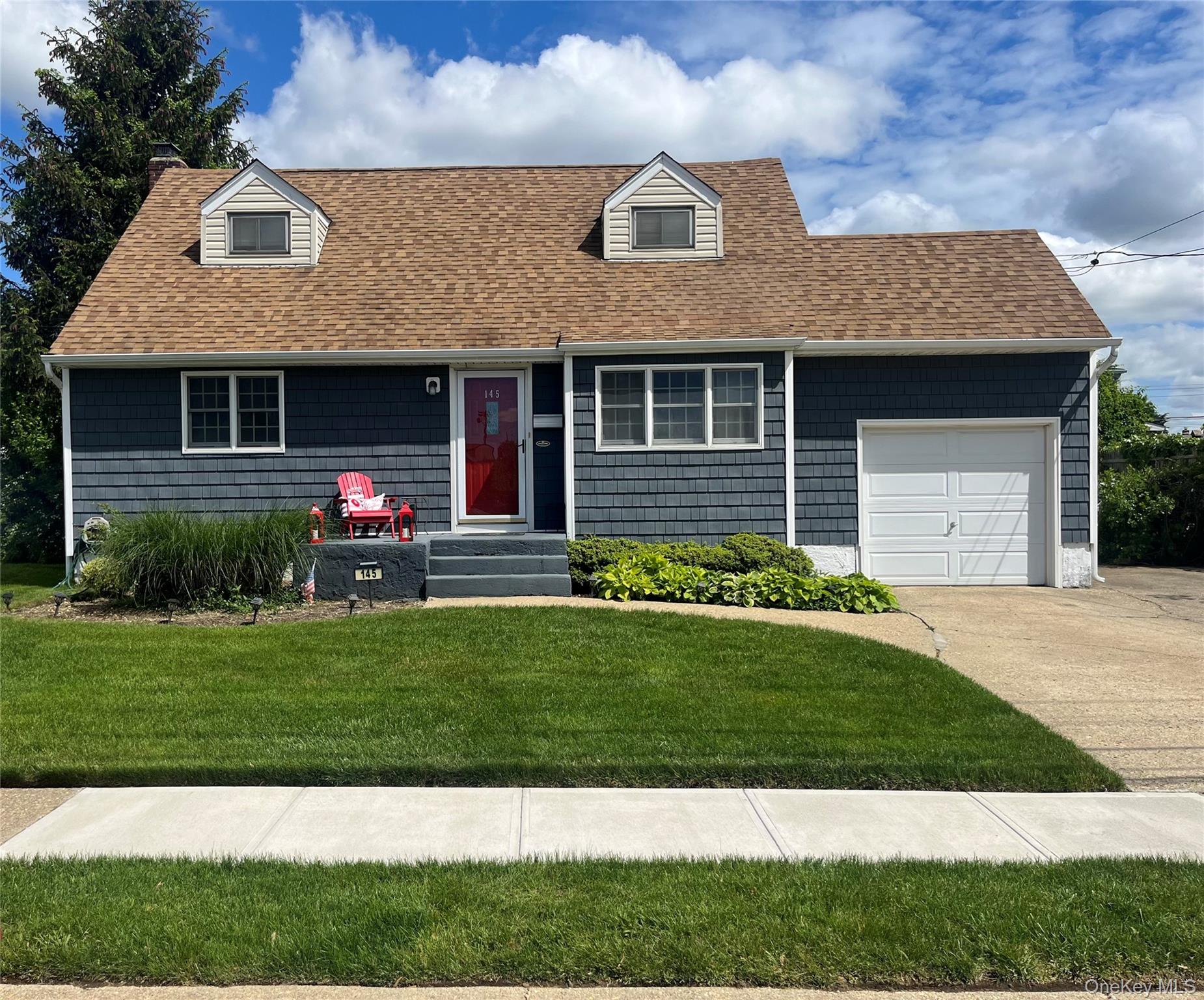 #1 photo, 145 Old Farmingdale Road, サフォーク郡 West Babylon , NY 11704