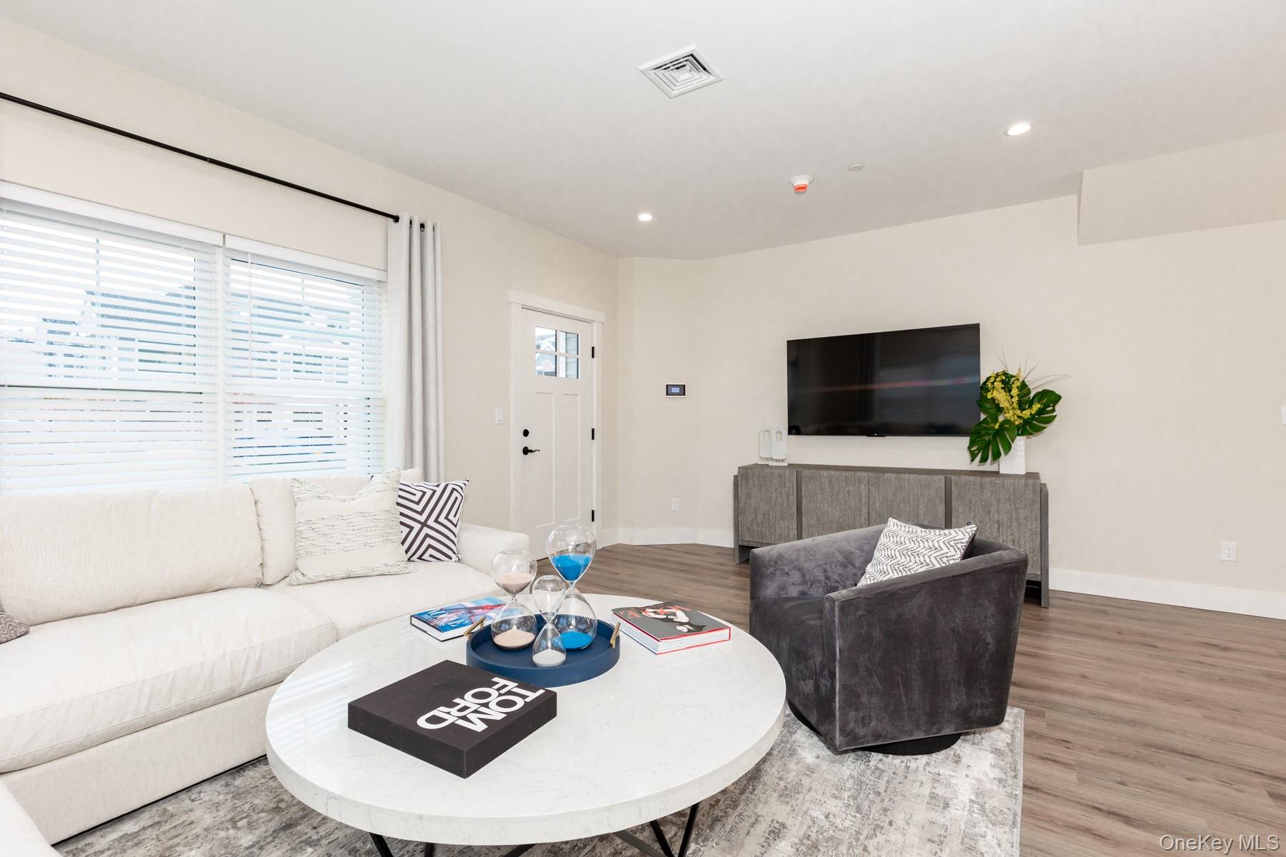 #14 photo, 266 Farmingdale Road, サフォーク郡 West Babylon , NY 11704