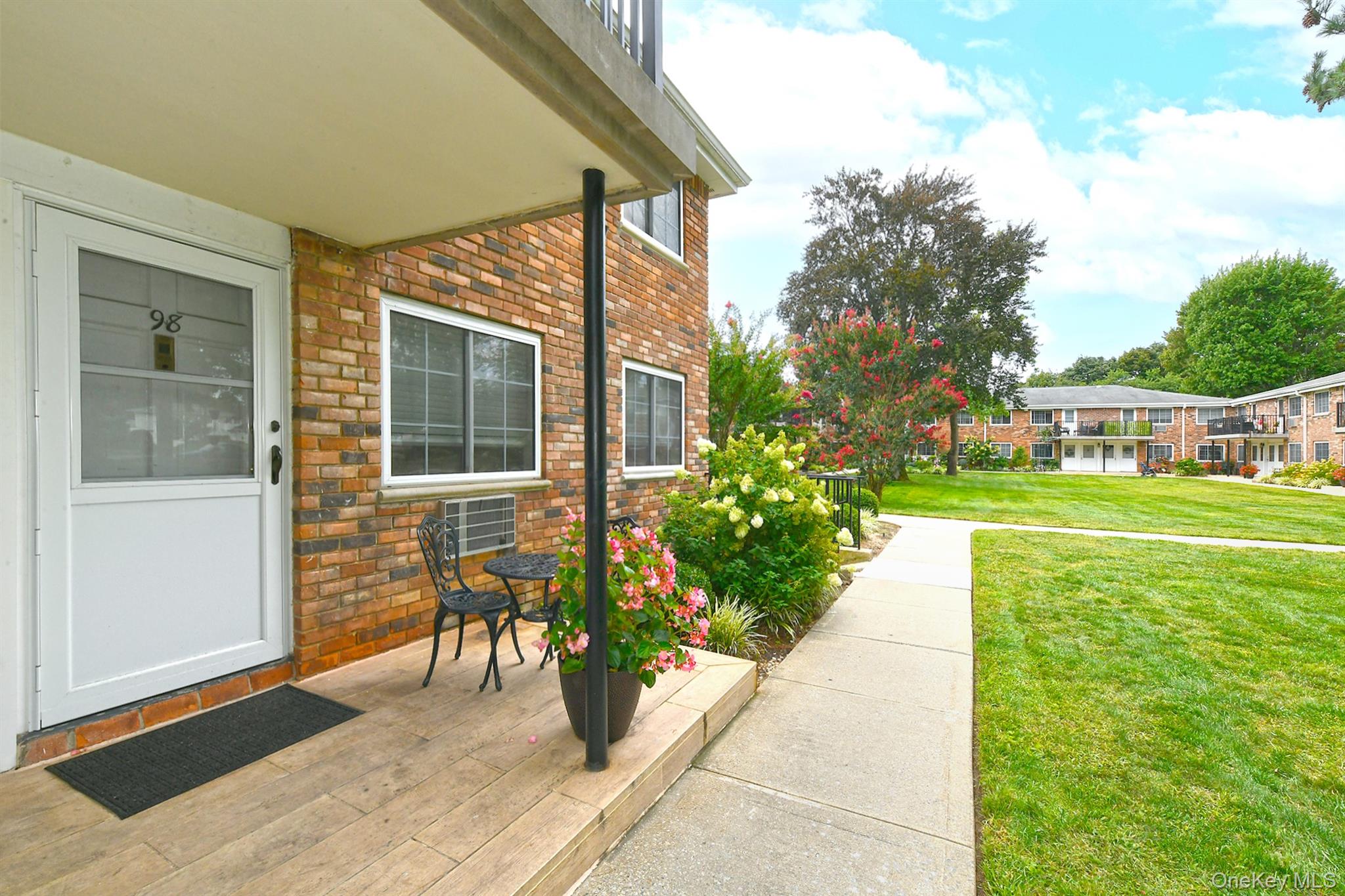 #1 photo, 98 Jervis Avenue, नासाउ काउंटी Farmingdale , NY 11735