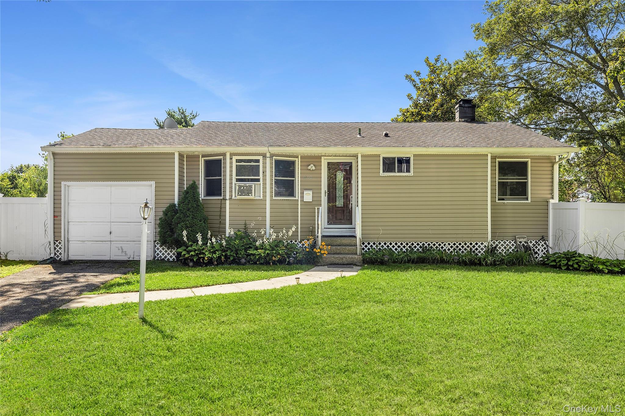 #1 photo, 1600 Fire Avenue, 東長島 Medford , NY 11763