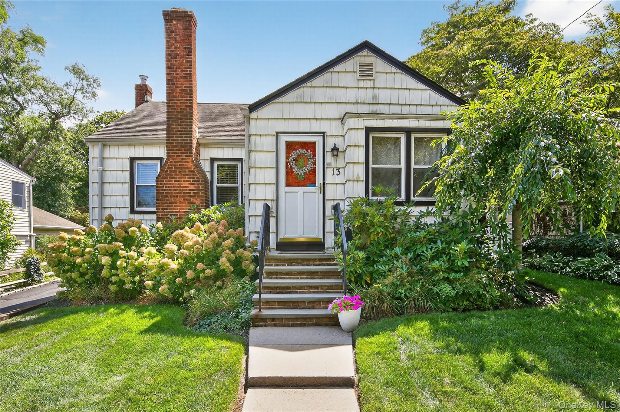 #1 photo, 13 Prospect Street, नासाउ काउंटी Glen Head , NY 11545