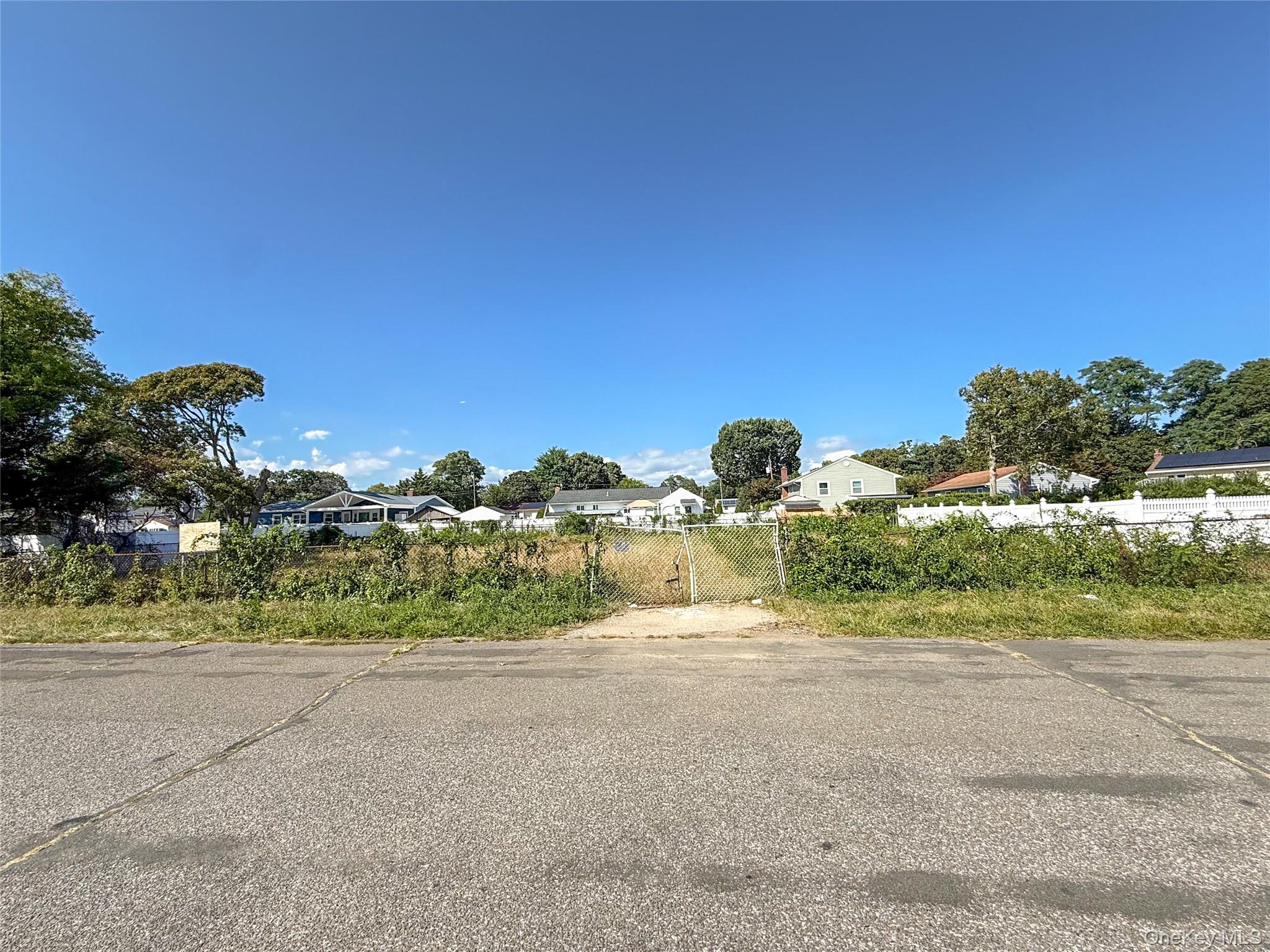#3 photo, 485 42nd Street, サフォーク郡 North Lindenhurst , NY 11757