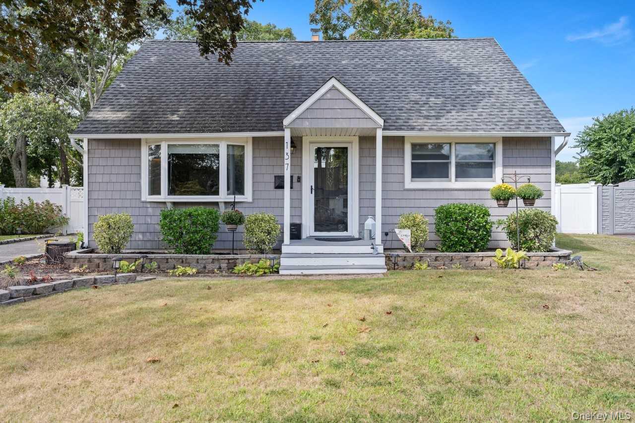 #1 photo, 137 Dawn Drive, サフォーク郡 Centereach , NY 11720