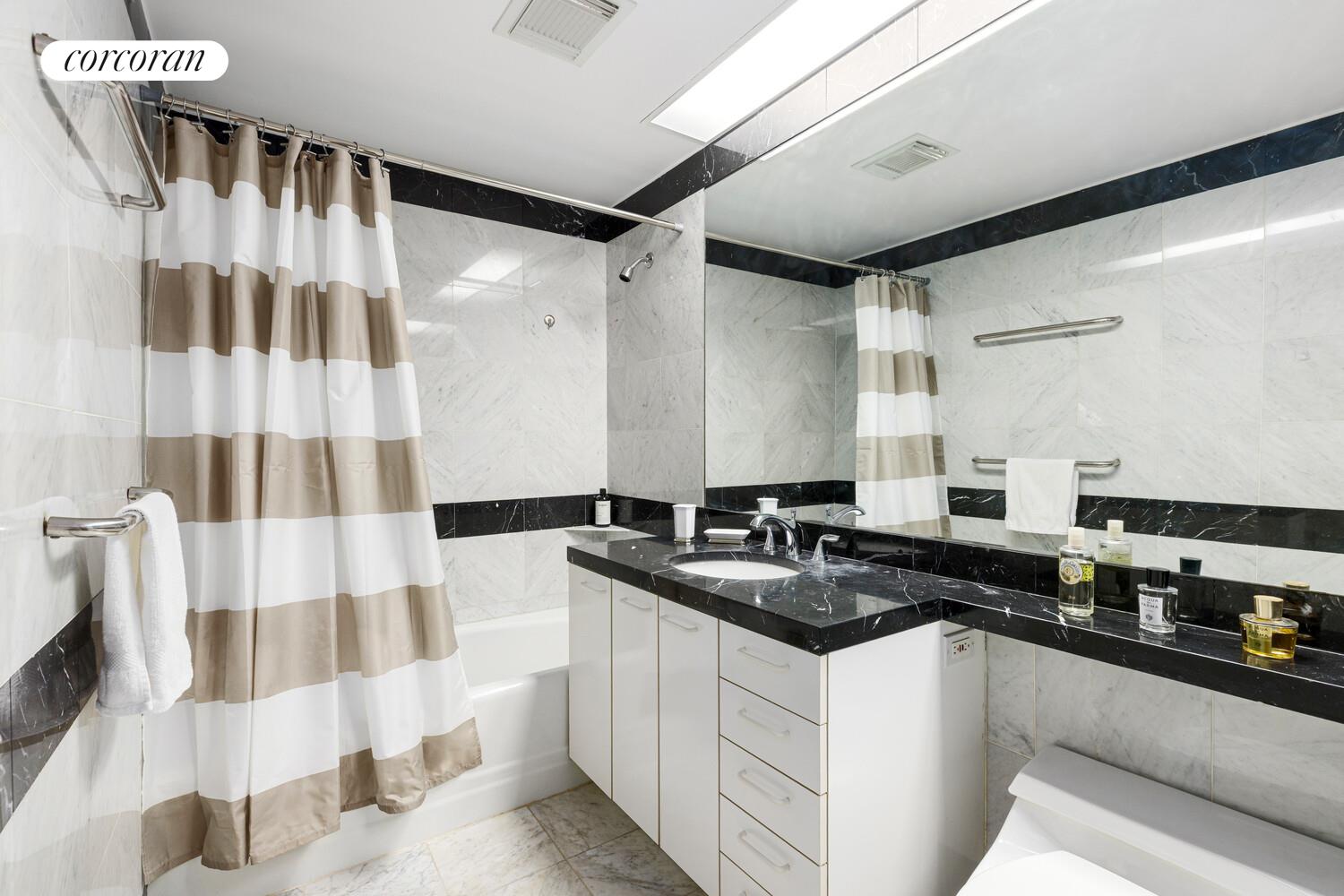 #8 photo, 150 W 56TH Street, マンハッタン Midtown , NY 10019