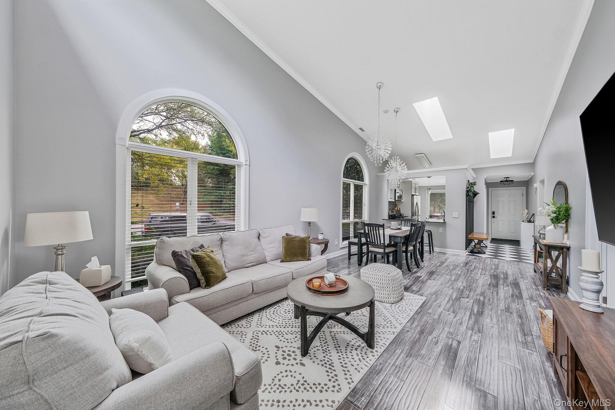 #10 photo, 31 Eric Drive, サフォーク郡 Middle Island , NY 11953