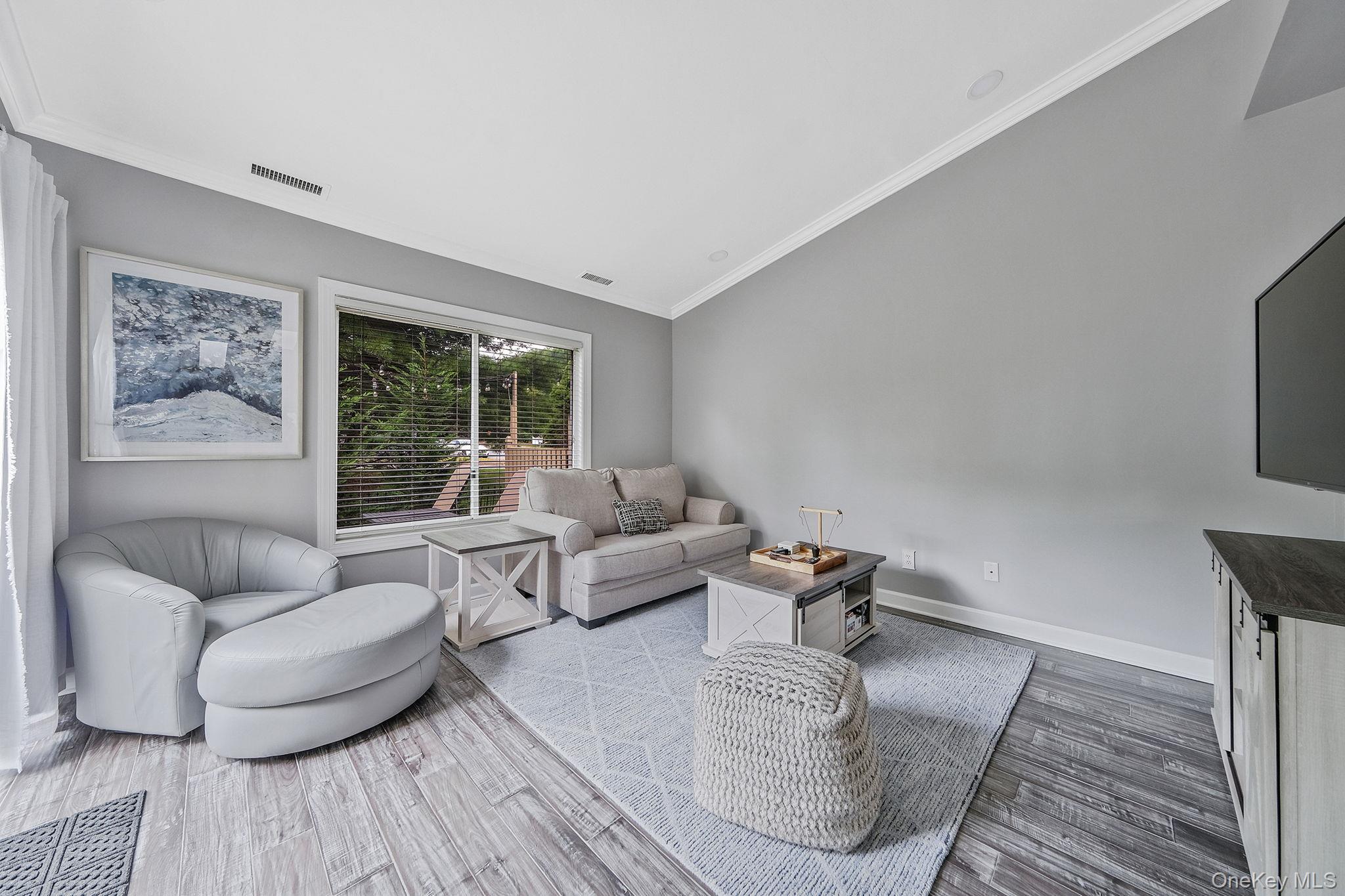 #11 photo, 31 Eric Drive, サフォーク郡 Middle Island , NY 11953